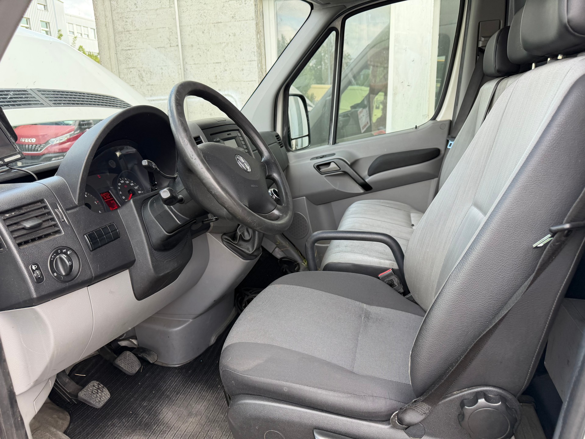 VW Crafter 35L 2.0 TDI-image-1