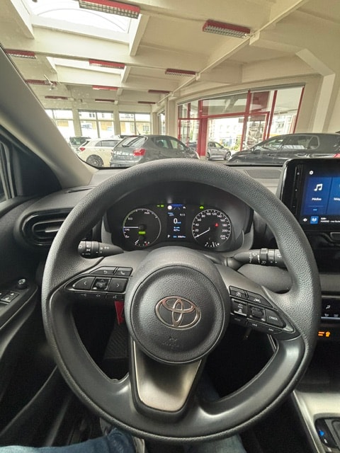 TOYOTA Yaris 1.5 Active e-CVT-image-5
