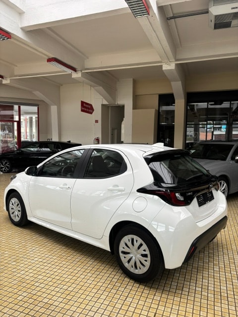 TOYOTA Yaris 1.5 Active e-CVT-image-1