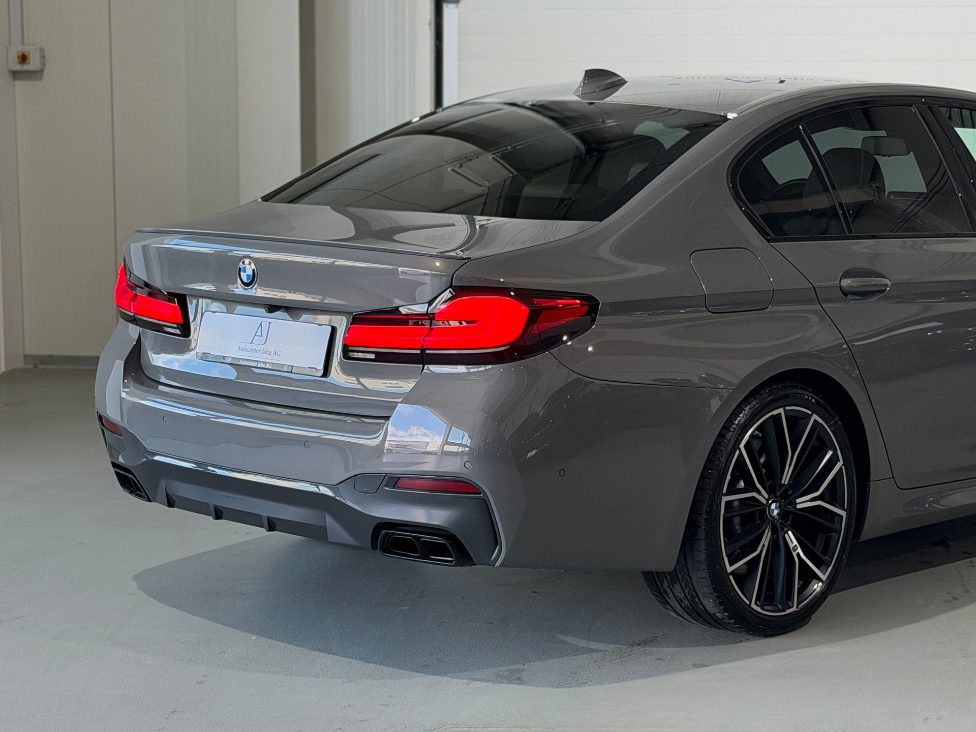 BMW M550i xDrive Steptronic (Facelift) Nardograu-met.-image-6