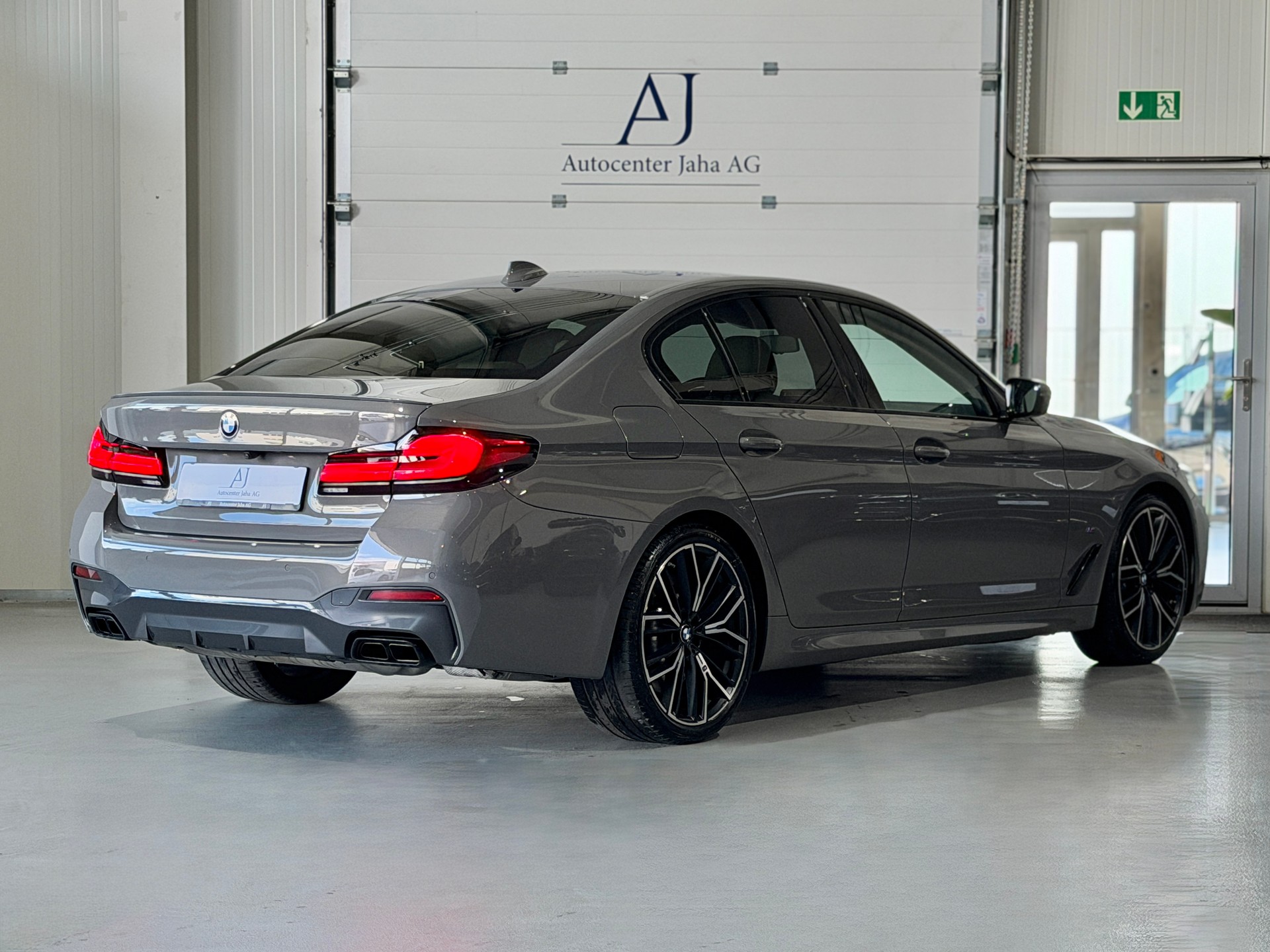 BMW M550i xDrive Steptronic (Facelift) Nardograu-met.-image-7