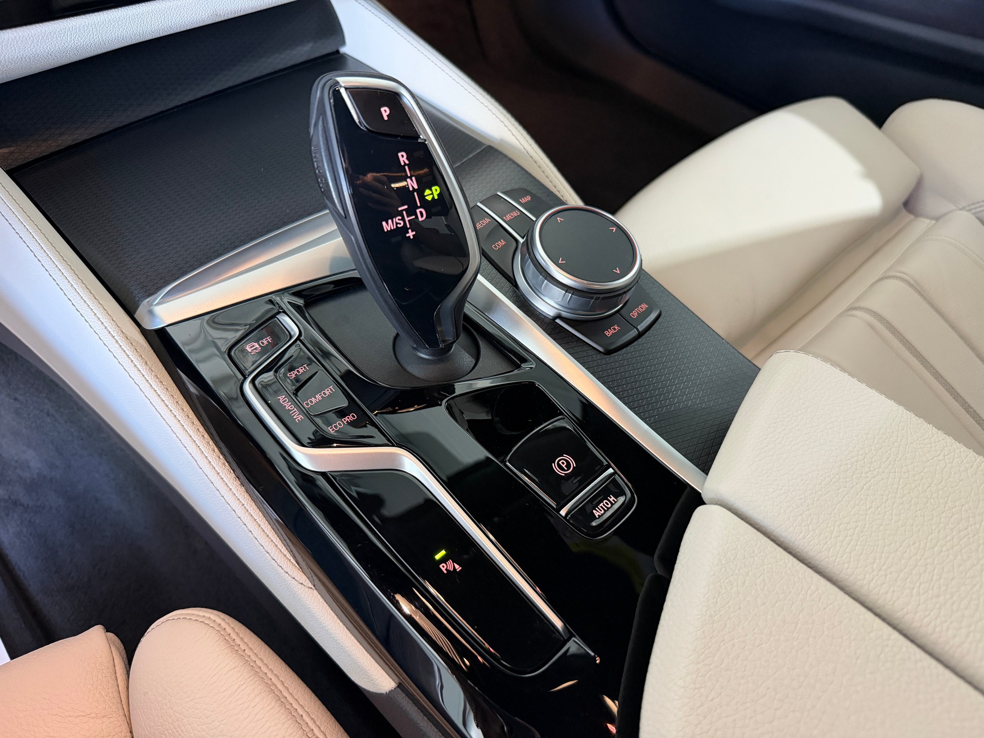 BMW M550i xDrive Steptronic (Facelift) Nardograu-met.-image-16