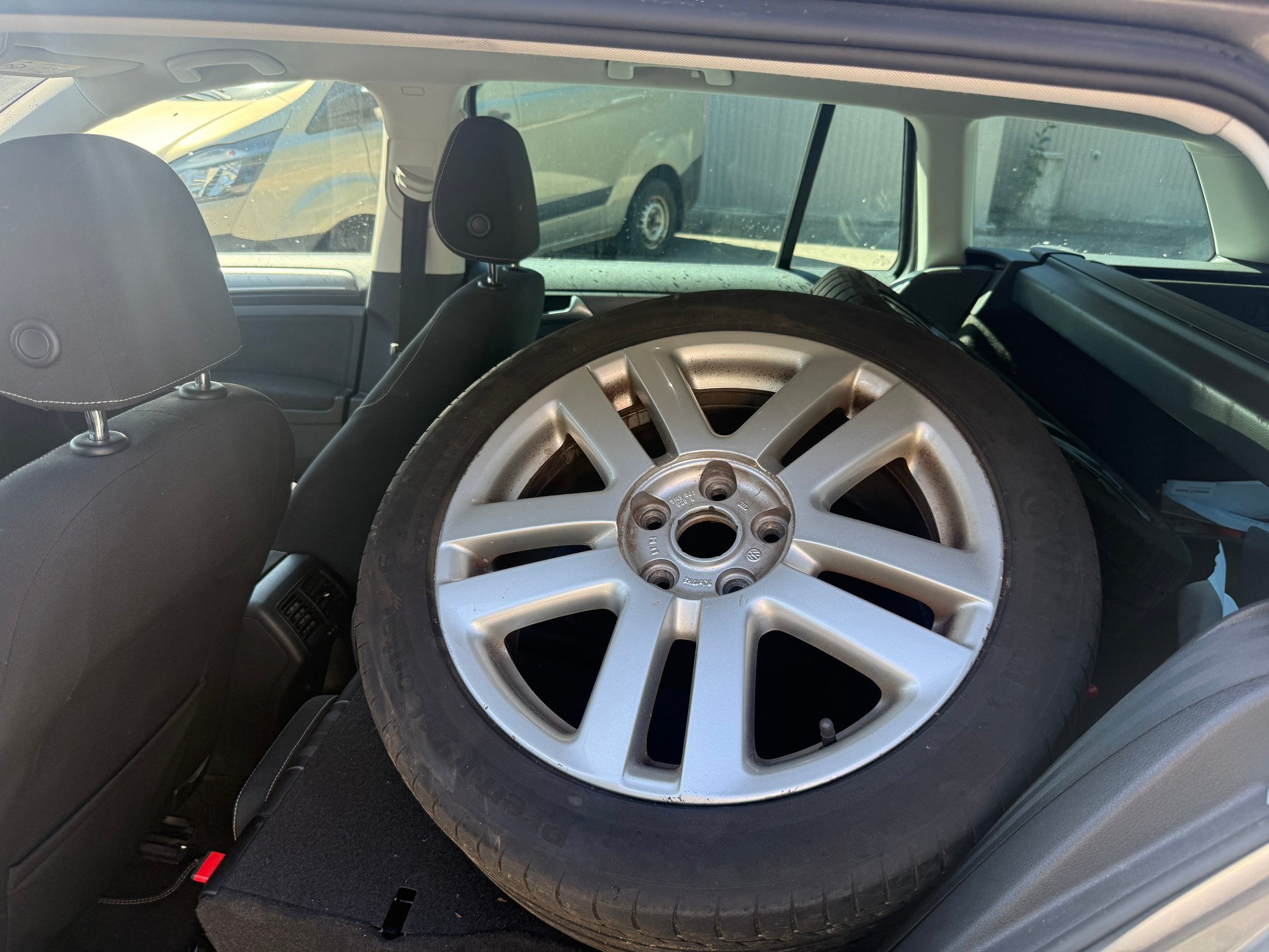 VW Golf Variant 2.0 TDI Lounge-image-4