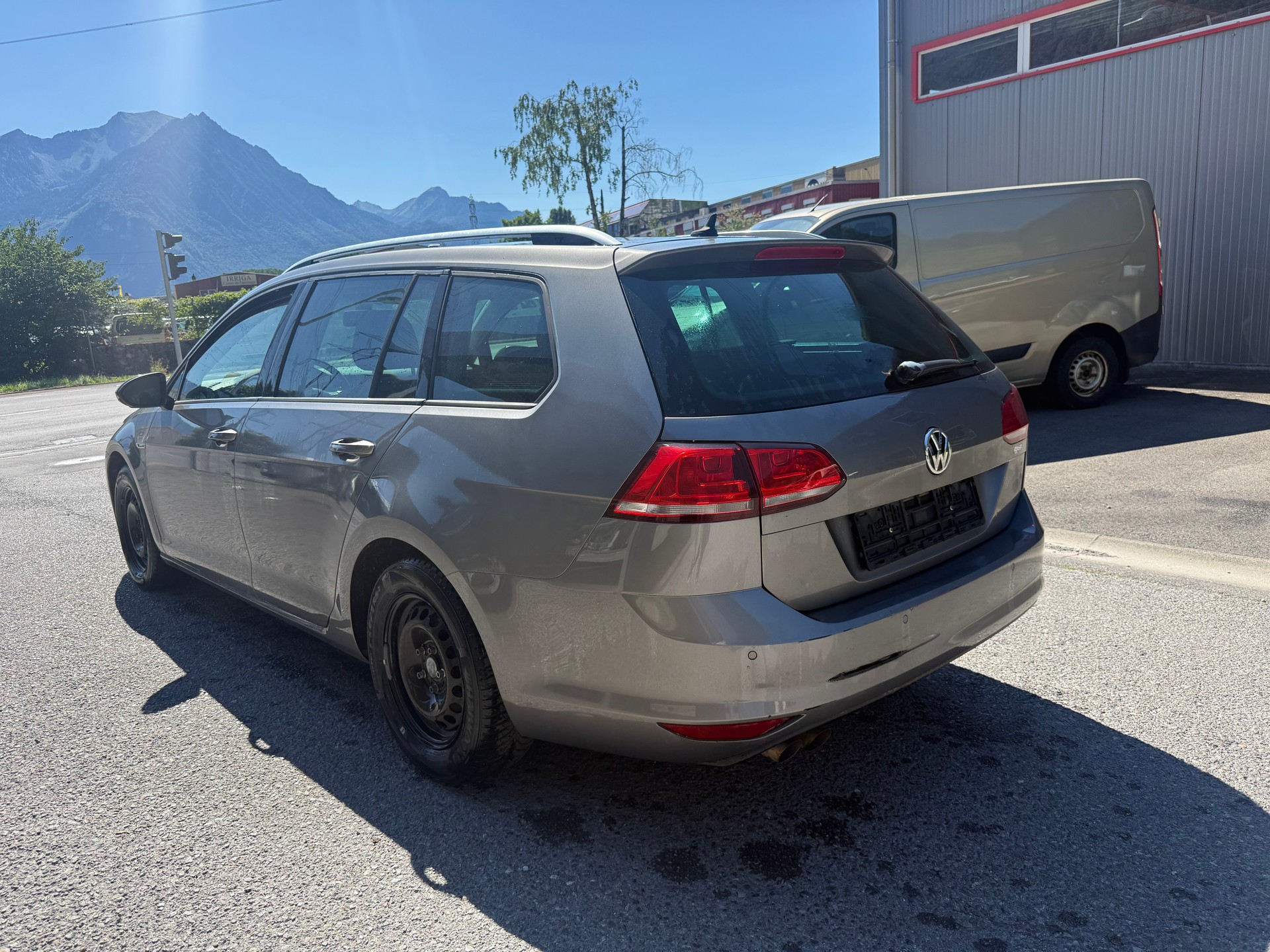VW Golf Variant 2.0 TDI Lounge-image-3
