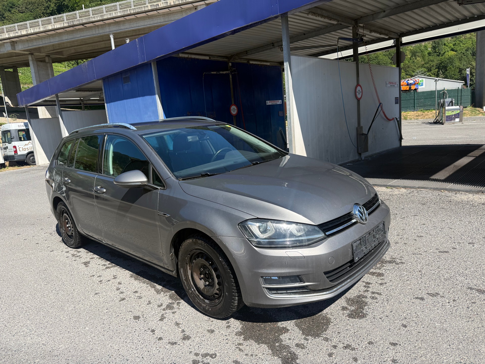 VW Golf Variant 2.0 TDI Lounge-image-1