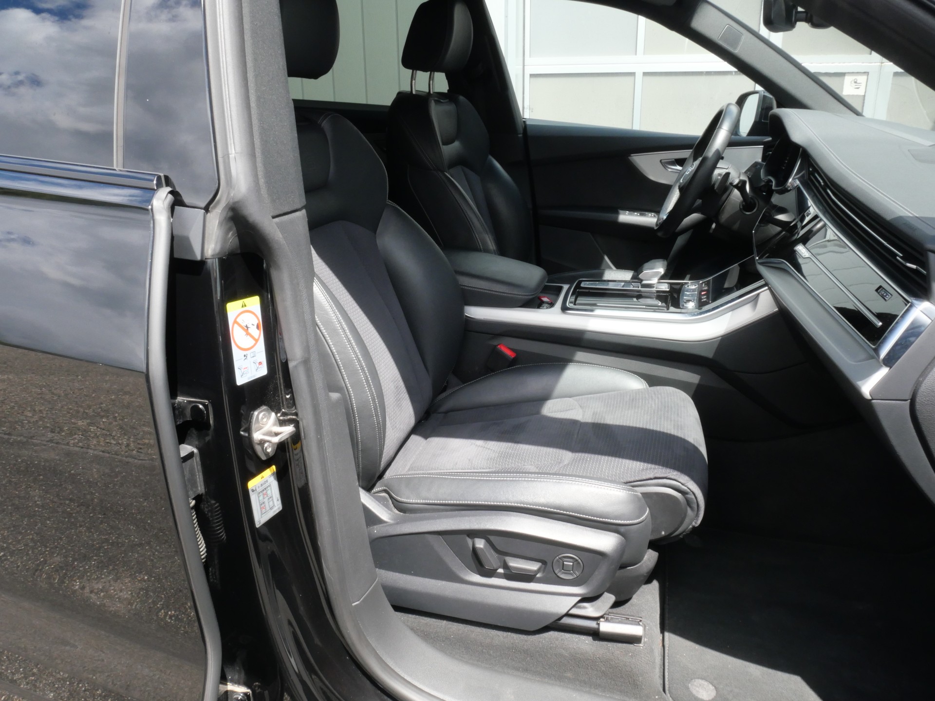 AUDI Q8 50 TDI quattro tiptronic *CH-Auto, Allradlenkung, 360°-Kamera, AHK*-image-12