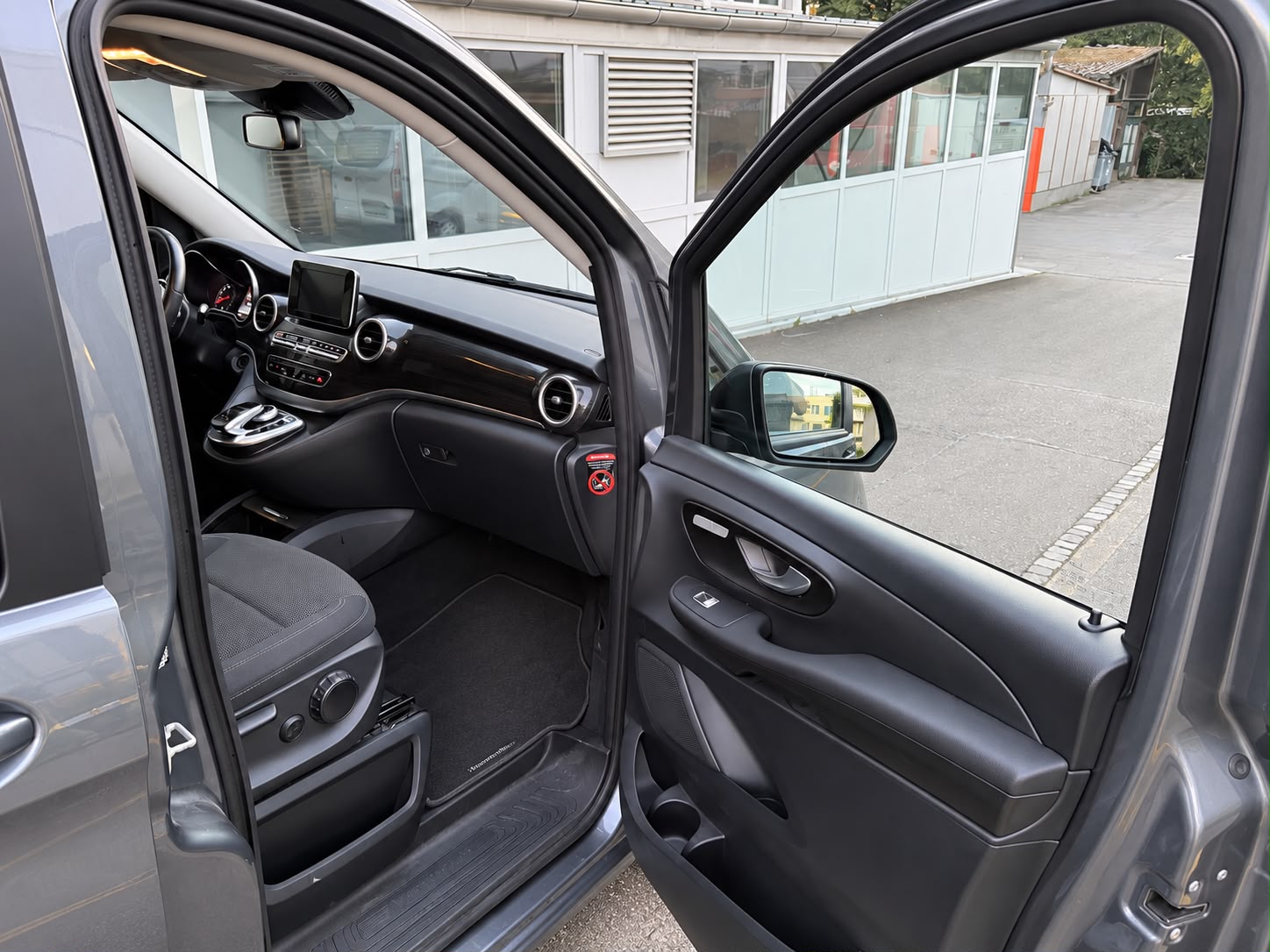 MERCEDES-BENZ V 250 d lang 4Matic 7G-Tronic-image-17