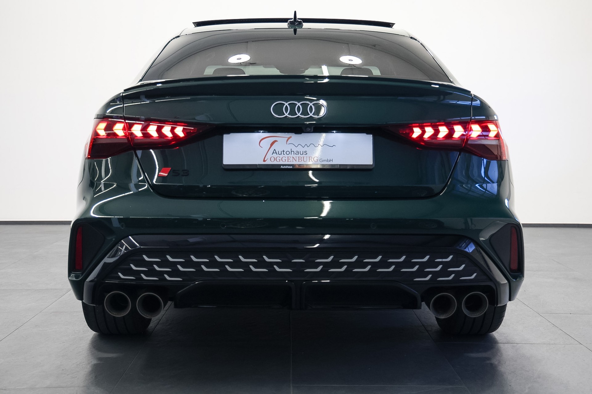 AUDI S3 Limousine TFSI quattro S-tronic *Akrapovic*Individual-Lackierung Distriktgrün*Massagesitze*-image-9