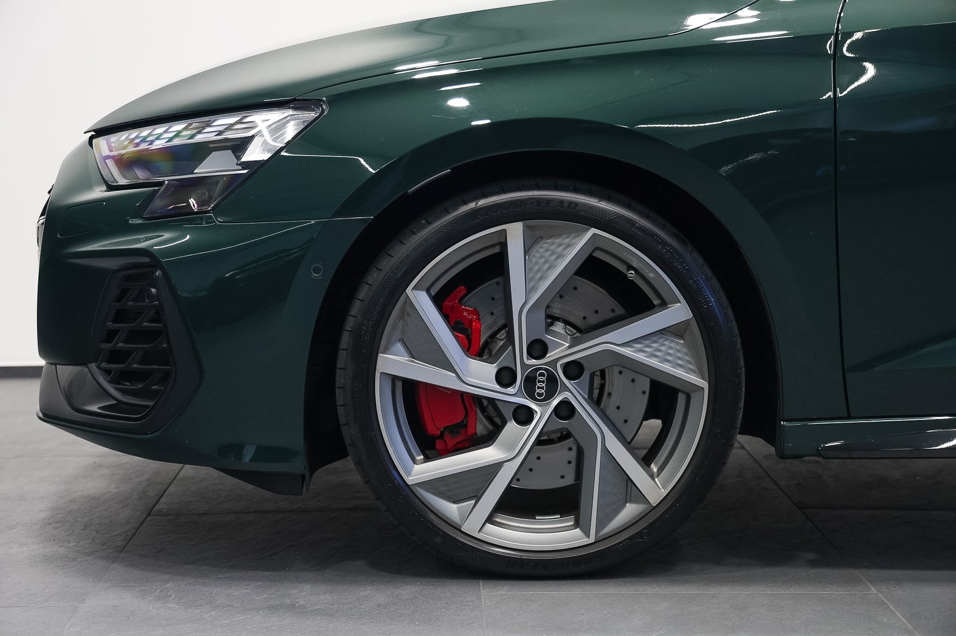 AUDI S3 Limousine TFSI quattro S-tronic *Akrapovic*Individual-Lackierung Distriktgrün*Massagesitze*-image-11