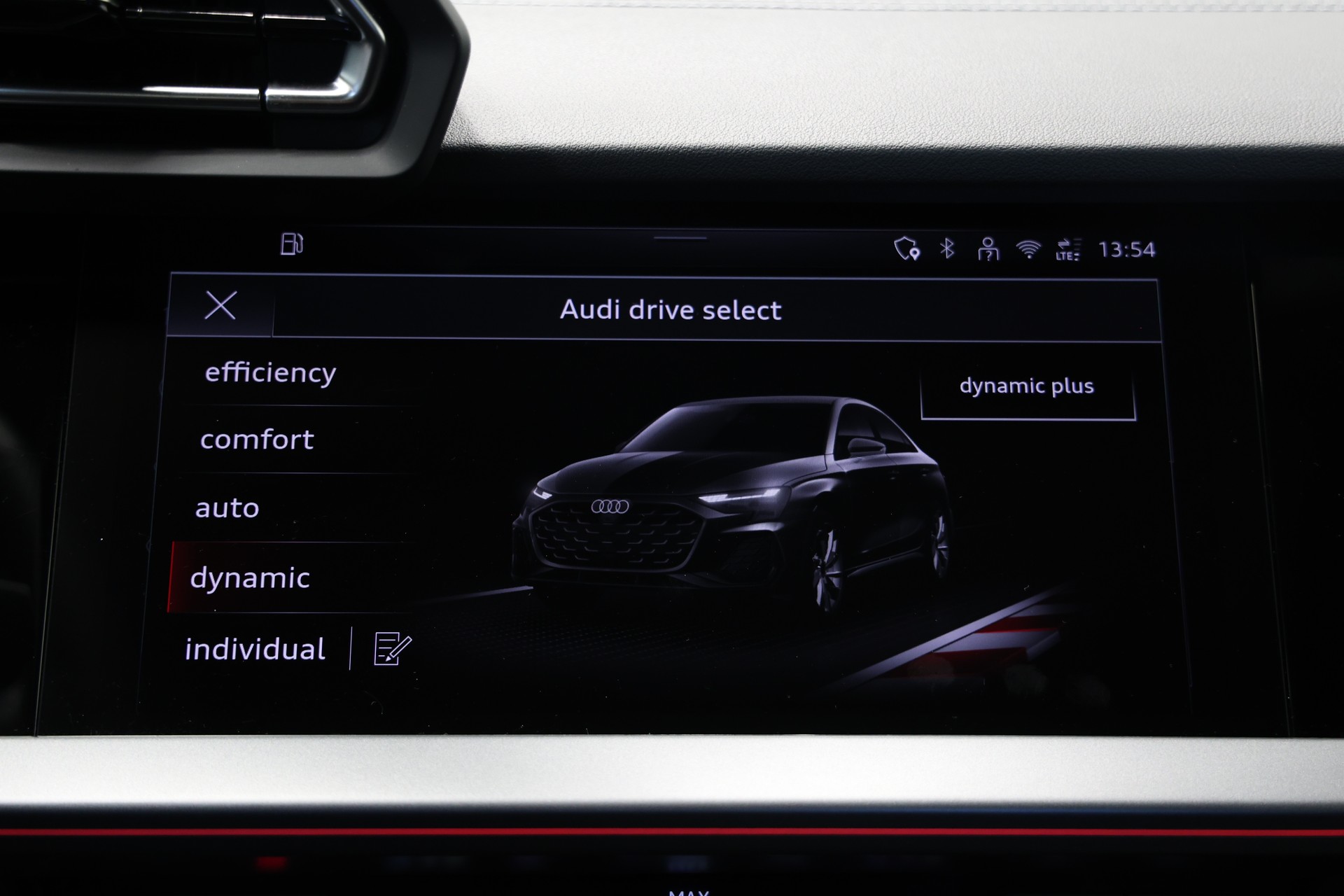 AUDI S3 Limousine TFSI quattro S-tronic *Akrapovic*Individual-Lackierung Distriktgrün*Massagesitze*-image-31