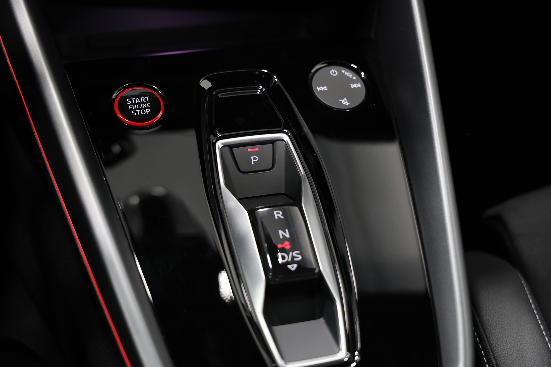 AUDI S3 Limousine TFSI quattro S-tronic *Akrapovic*Individual-Lackierung Distriktgrün*Massagesitze*-image-24