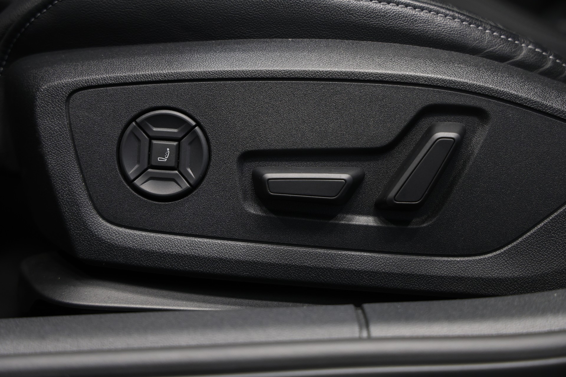 AUDI S3 Limousine TFSI quattro S-tronic *Akrapovic*Individual-Lackierung Distriktgrün*Massagesitze*-image-18