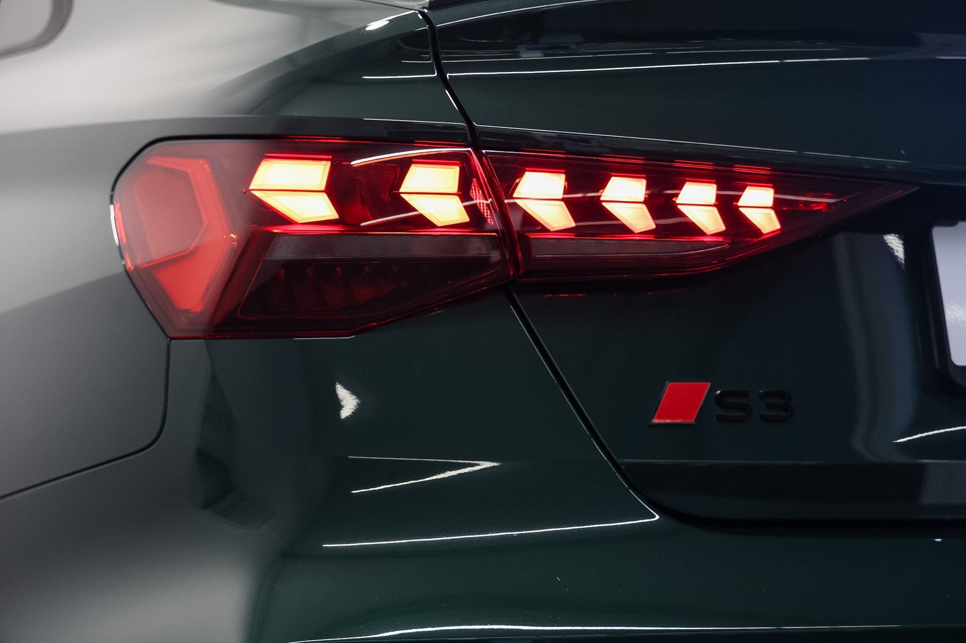 AUDI S3 Limousine TFSI quattro S-tronic *Akrapovic*Individual-Lackierung Distriktgrün*Massagesitze*-image-15