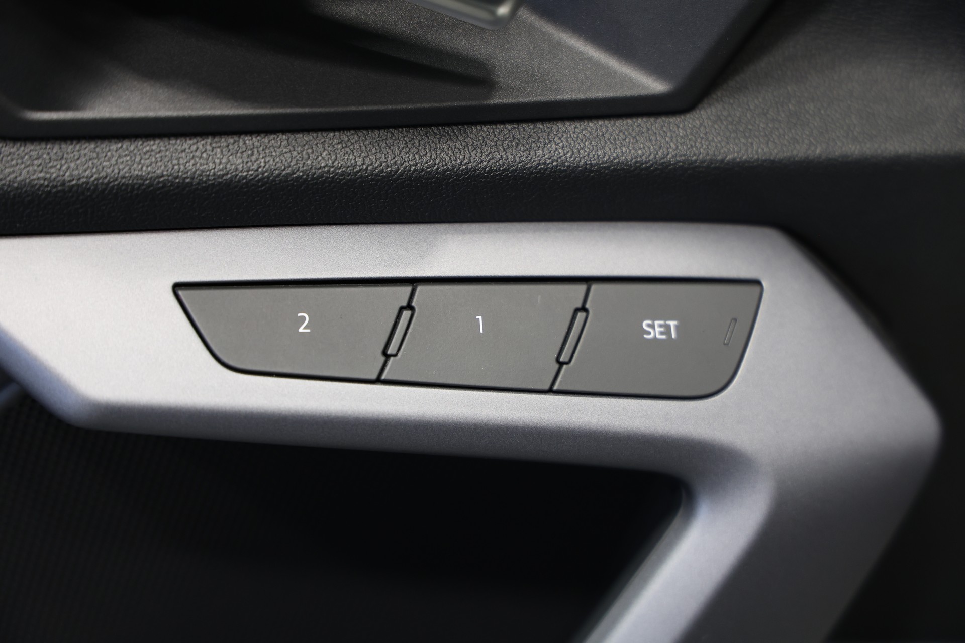 AUDI S3 Limousine TFSI quattro S-tronic *Akrapovic*Individual-Lackierung Distriktgrün*Massagesitze*-image-17