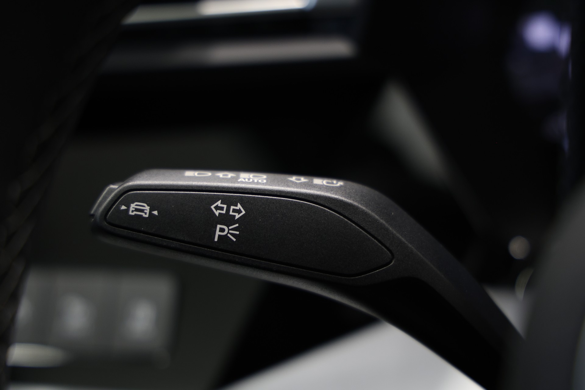 AUDI S3 Limousine TFSI quattro S-tronic *Akrapovic*Individual-Lackierung Distriktgrün*Massagesitze*-image-20