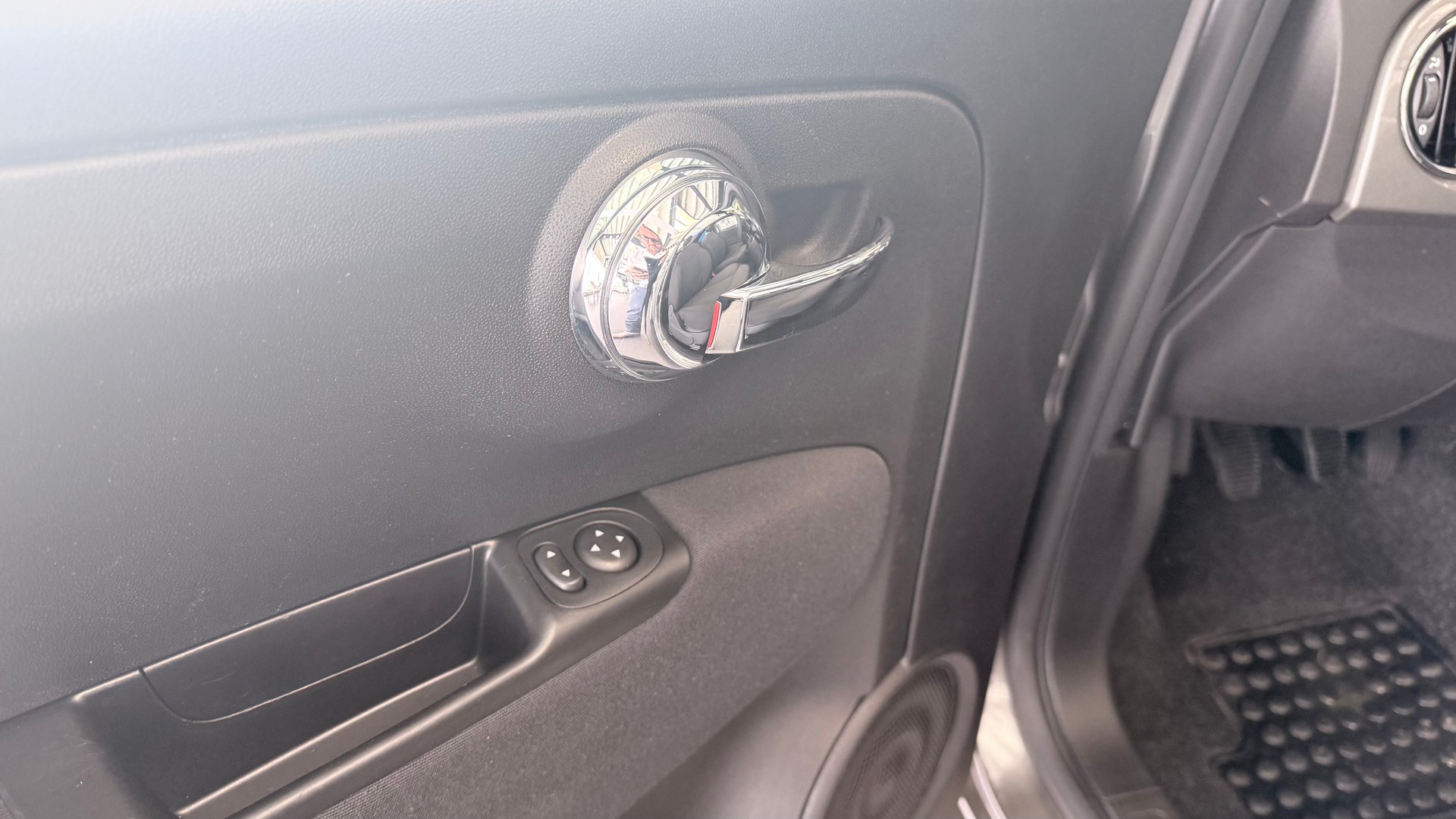 FIAT 500 C 1.0 Hybrid Swiss Edition-image-10