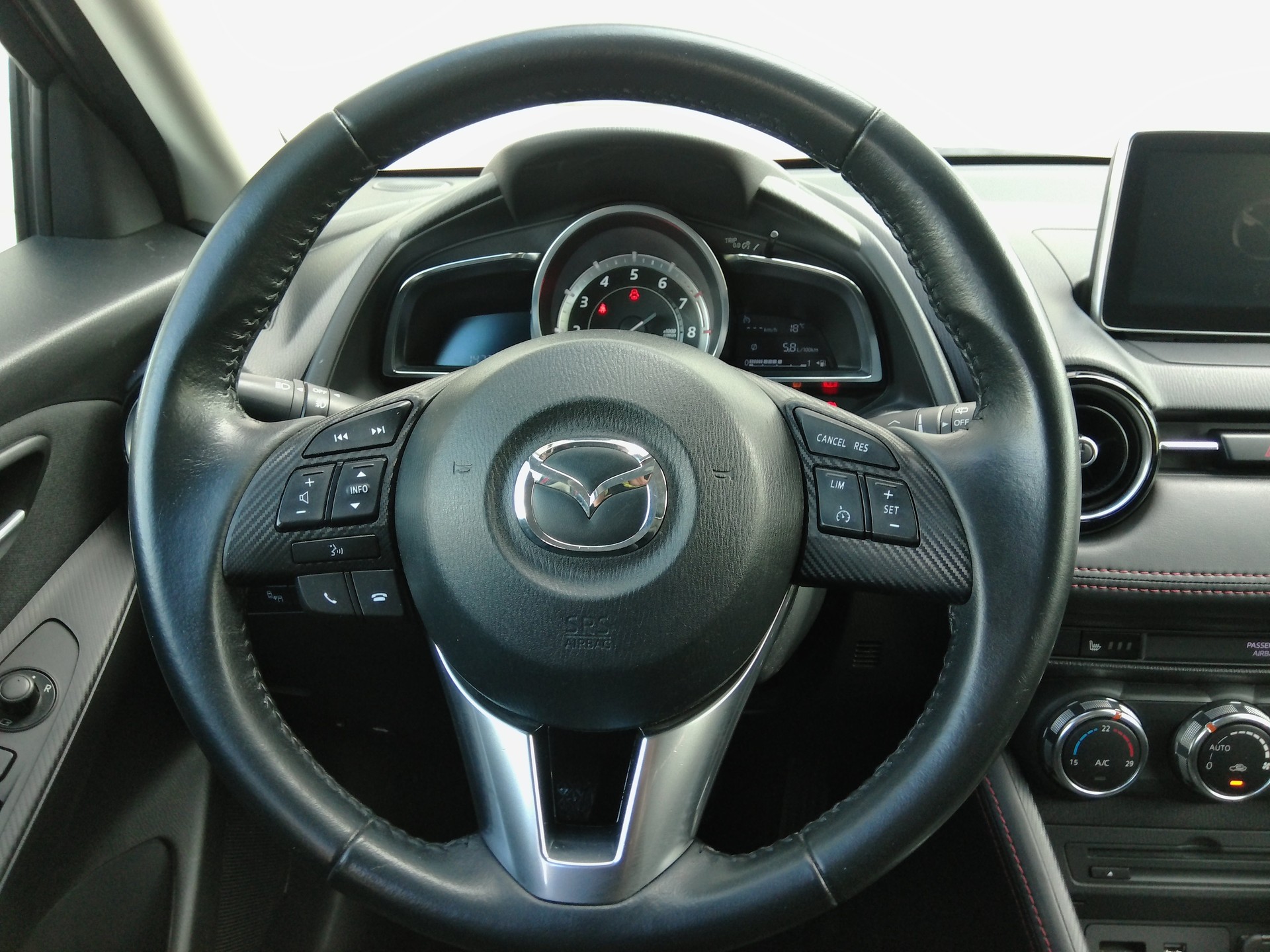 MAZDA 2 1.5i 16V Skyactiv-G Revolution-image-9