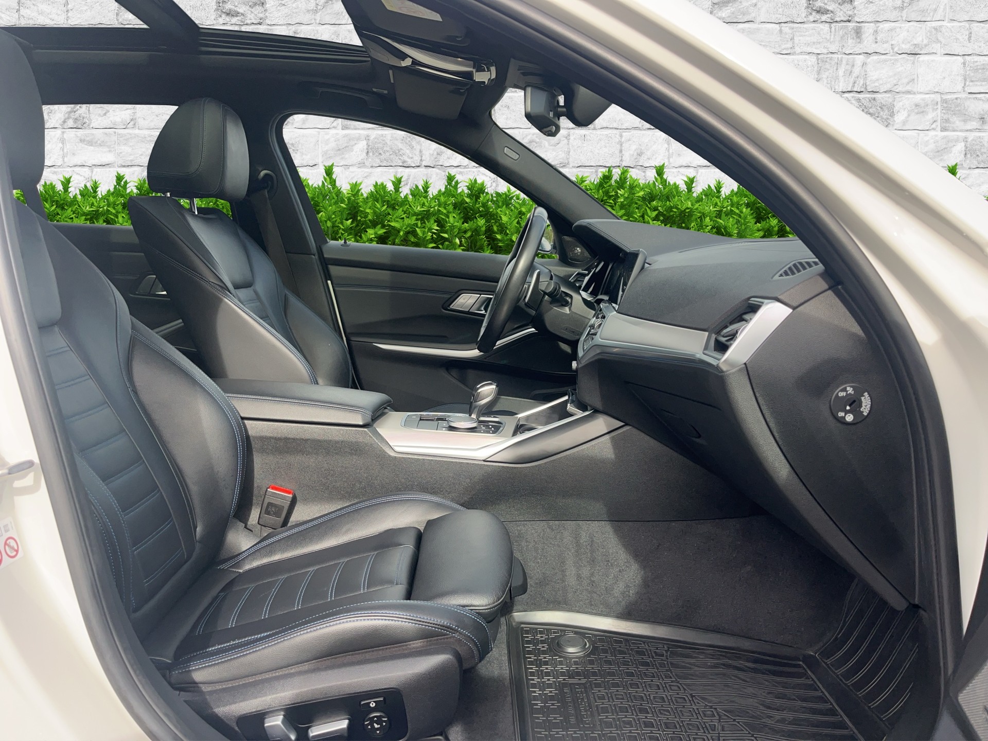 BMW 320d xDrive Touring M Sport Steptronic-image-14