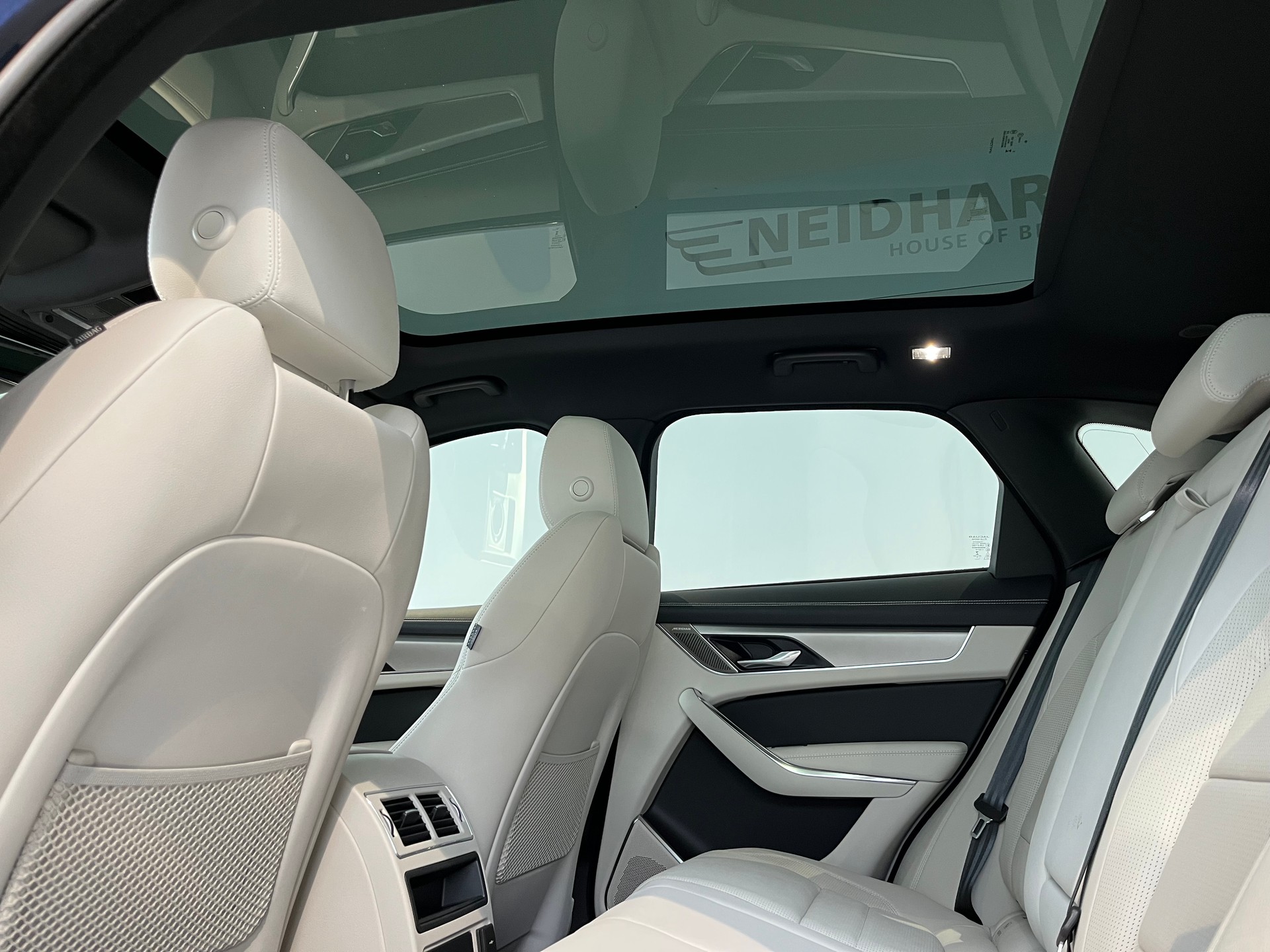 JAGUAR F-Pace 2.0 PHEV 404 R-Dynamic SE AWD-image-6