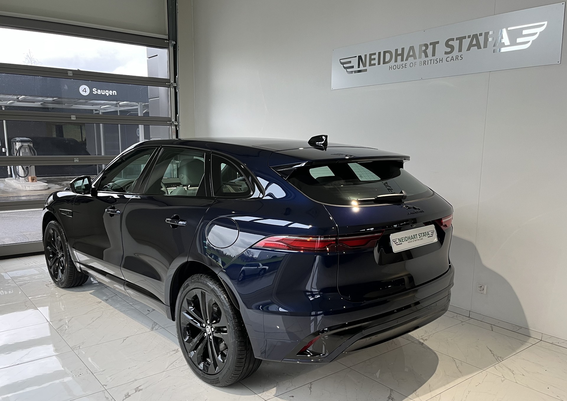 JAGUAR F-Pace 2.0 PHEV 404 R-Dynamic SE AWD-image-1