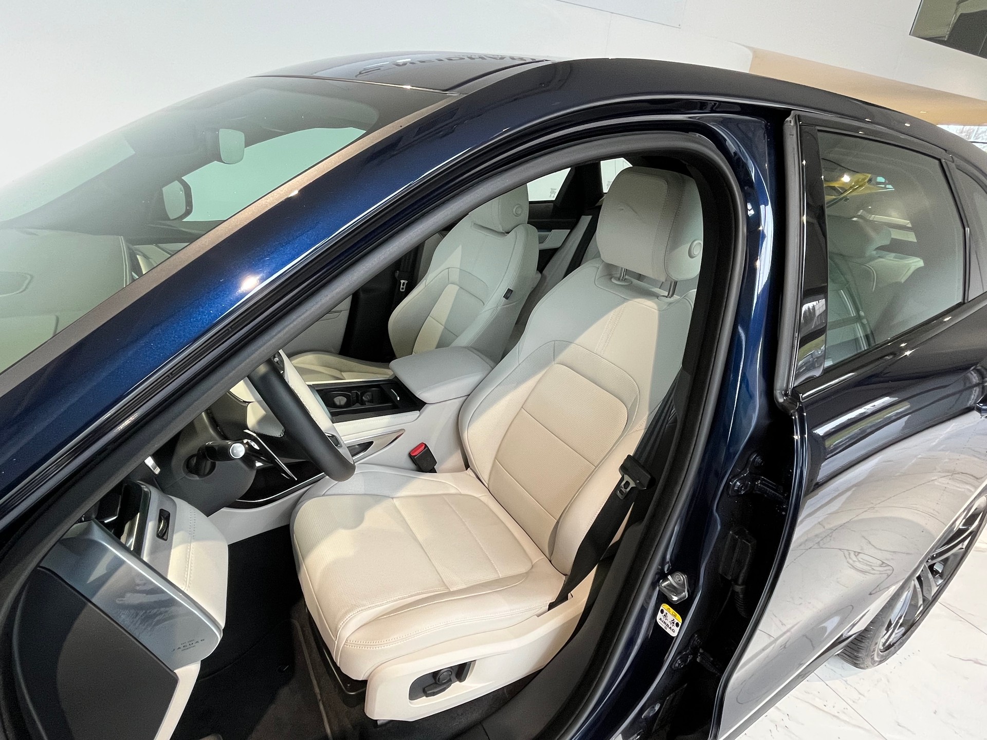 JAGUAR F-Pace 2.0 PHEV 404 R-Dynamic SE AWD-image-4