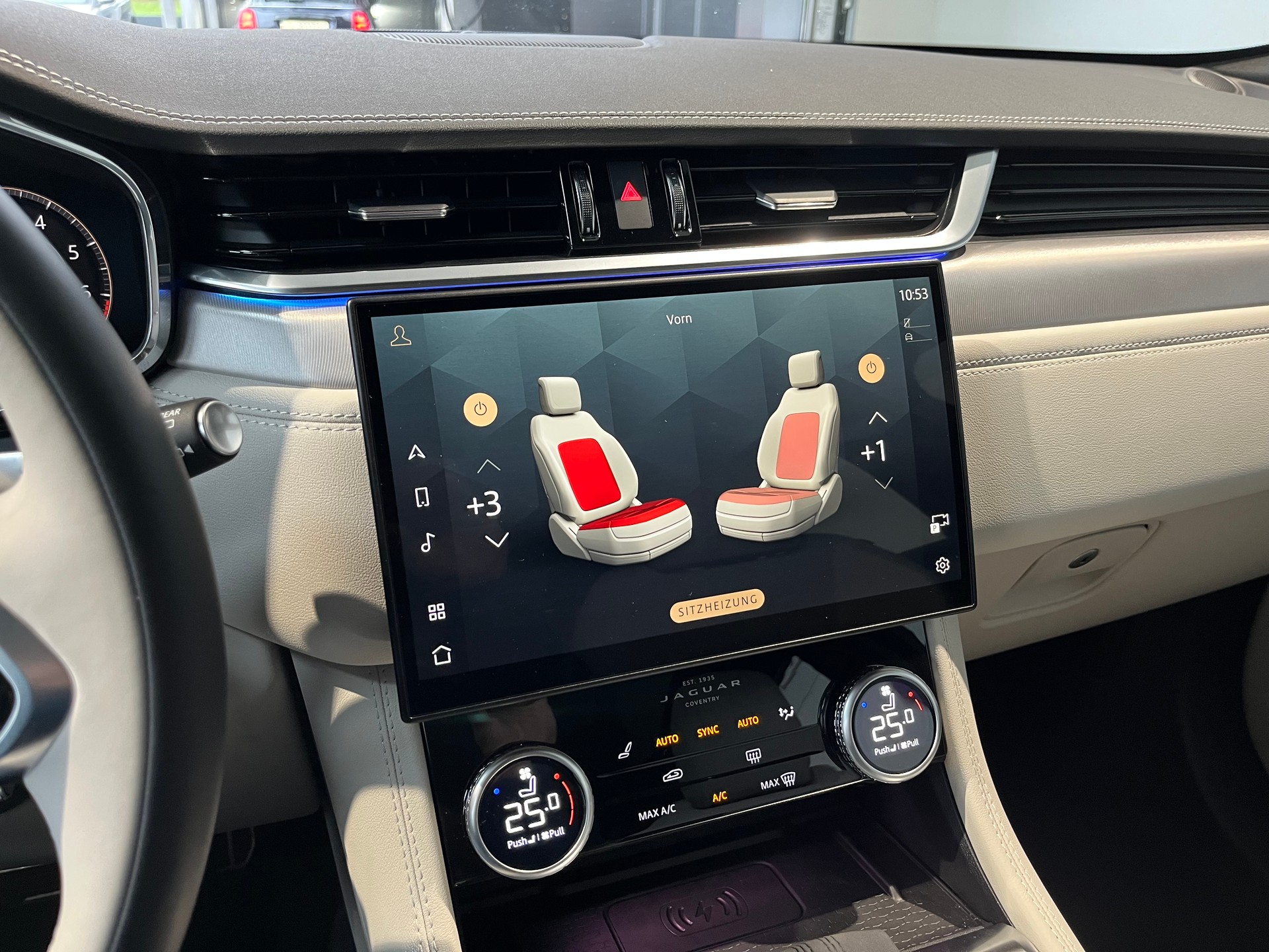 JAGUAR F-Pace 2.0 PHEV 404 R-Dynamic SE AWD-image-9