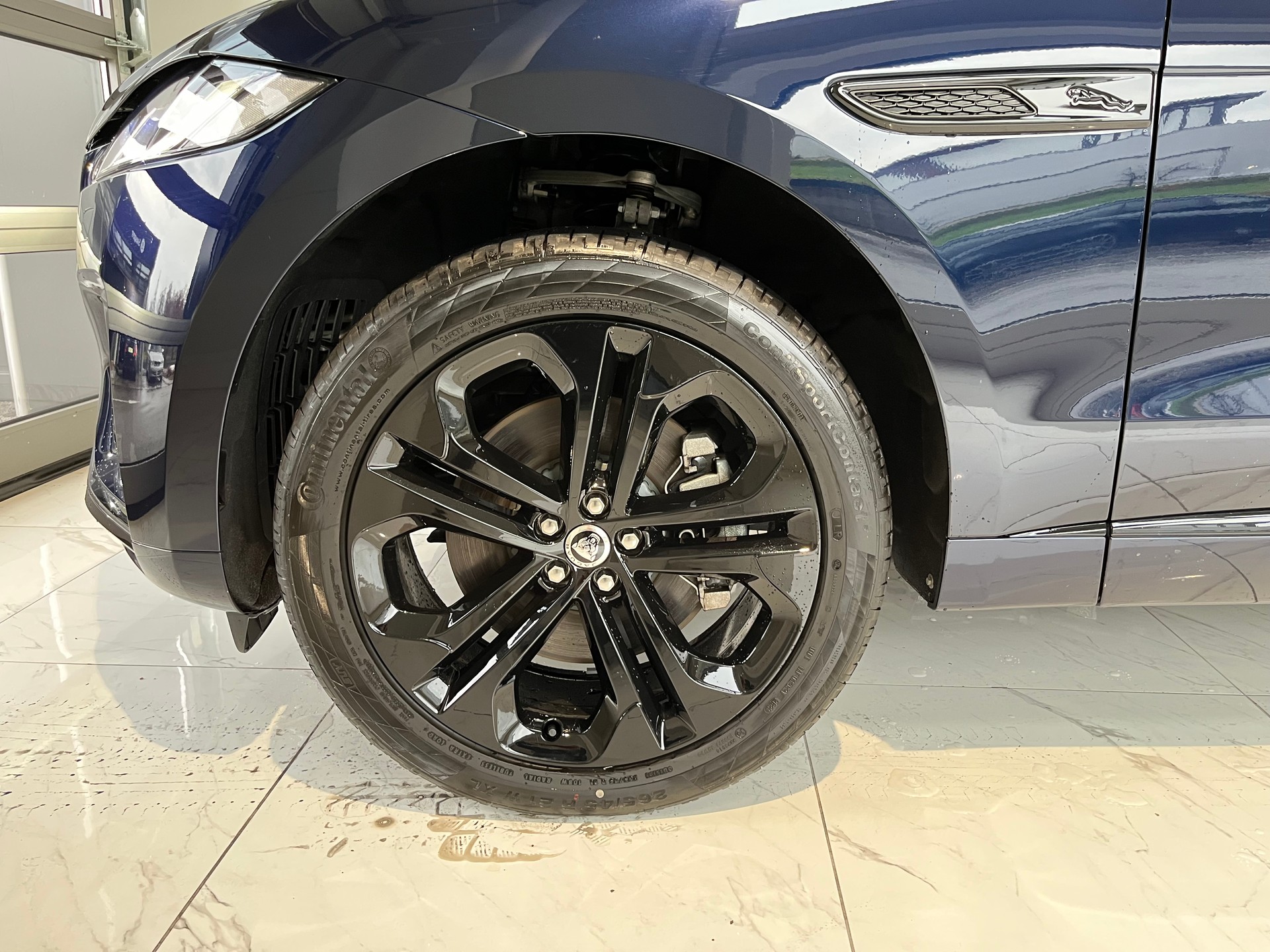 JAGUAR F-Pace 2.0 PHEV 404 R-Dynamic SE AWD-image-11