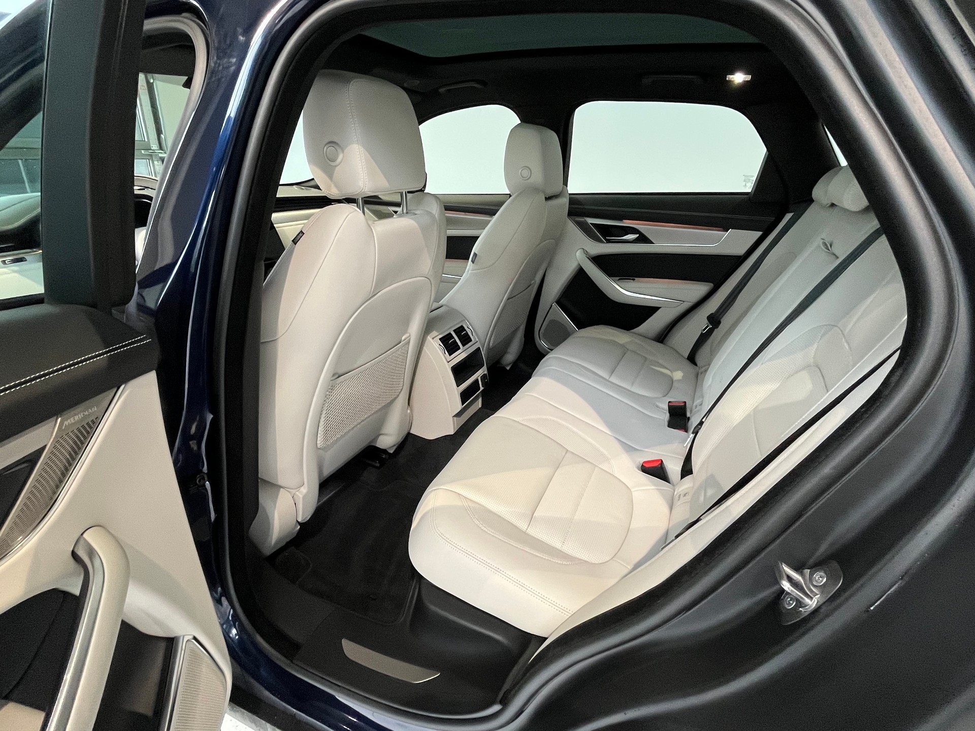 JAGUAR F-Pace 2.0 PHEV 404 R-Dynamic SE AWD-image-5
