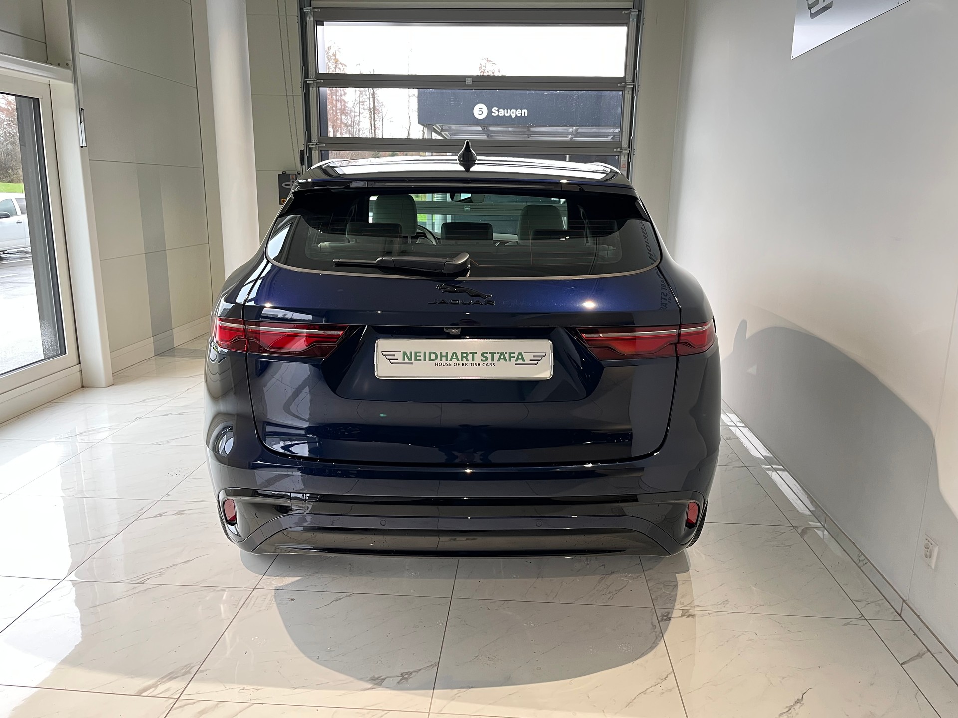 JAGUAR F-Pace 2.0 PHEV 404 R-Dynamic SE AWD-image-2