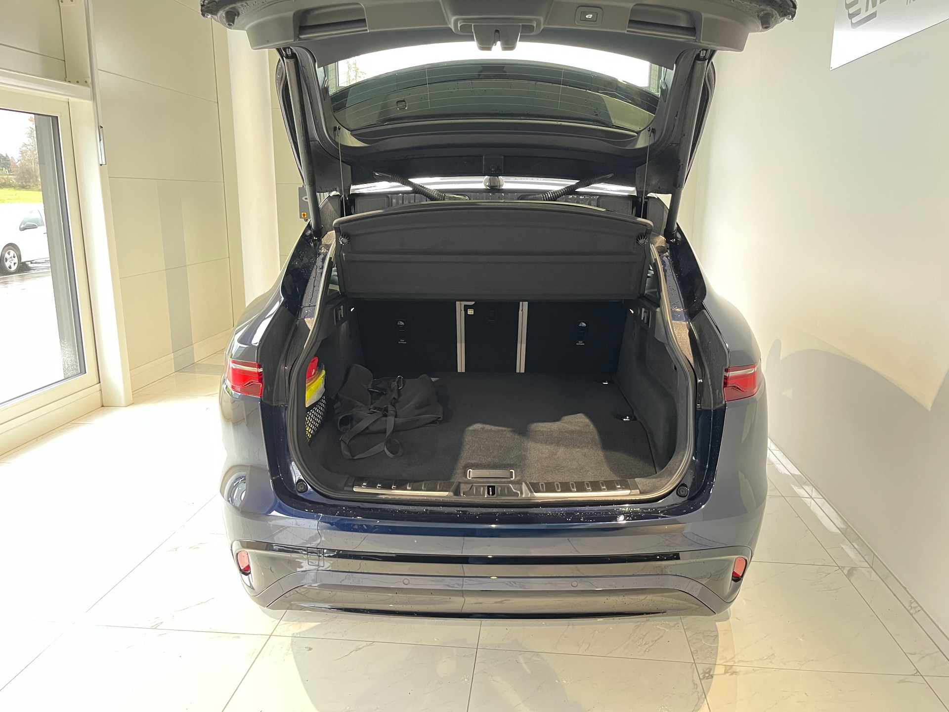 JAGUAR F-Pace 2.0 PHEV 404 R-Dynamic SE AWD-image-7