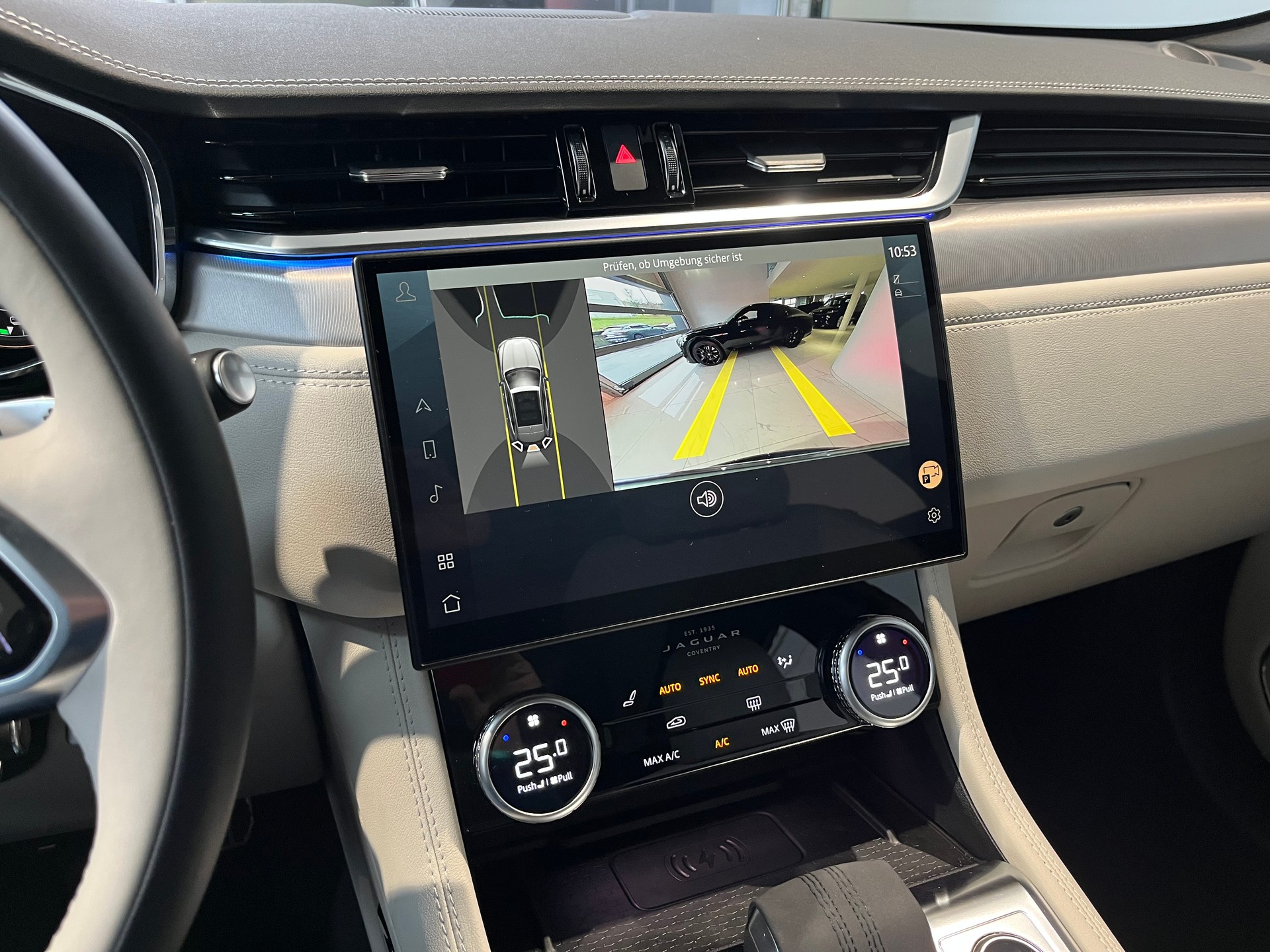 JAGUAR F-Pace 2.0 PHEV 404 R-Dynamic SE AWD-image-10