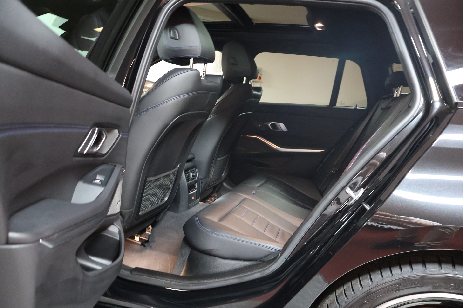 BMW M340d xDrive 48V Touring Steptronic Sport-image-18