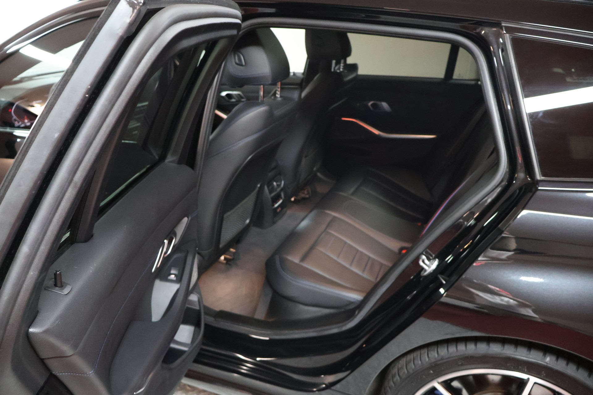BMW M340d xDrive 48V Touring Steptronic Sport-image-17