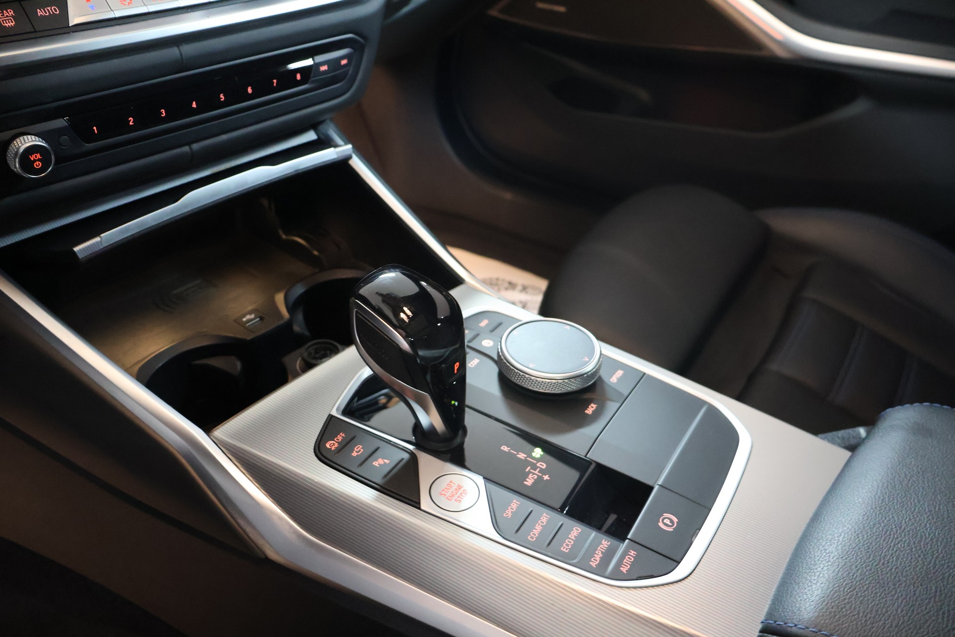 BMW M340d xDrive 48V Touring Steptronic Sport-image-11