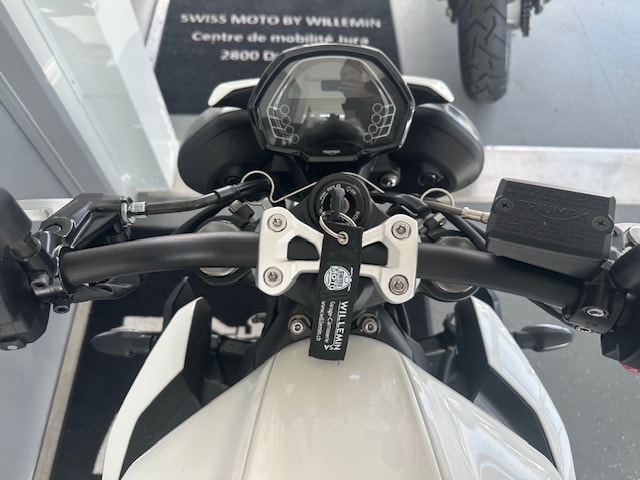 TRIUMPH Street Triple R 765-showroom-element-3