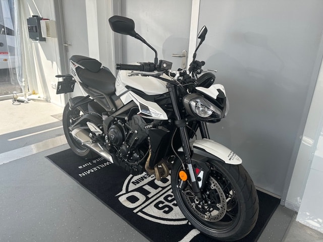 TRIUMPH Street Triple R 765-showroom-element-1