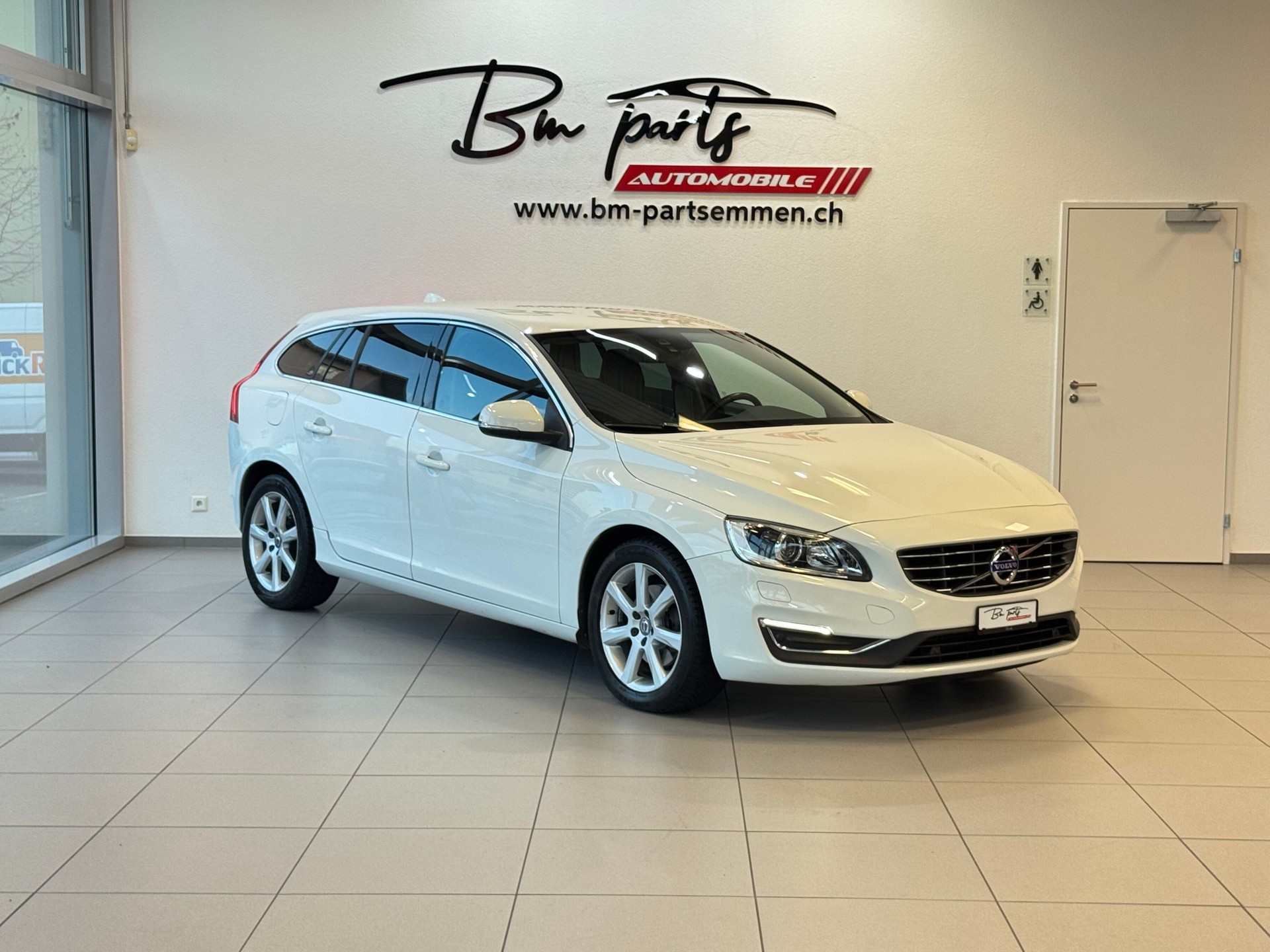 VOLVO V60 D2 Summum Geartronic-image-0
