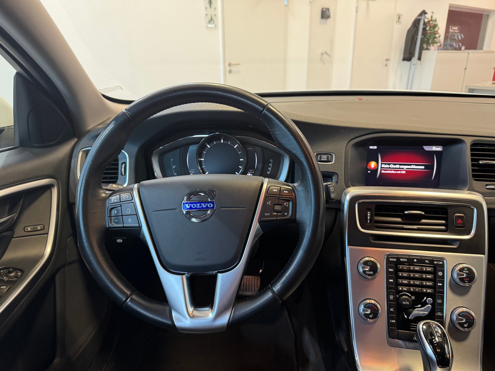 VOLVO V60 D2 Summum Geartronic-image-11