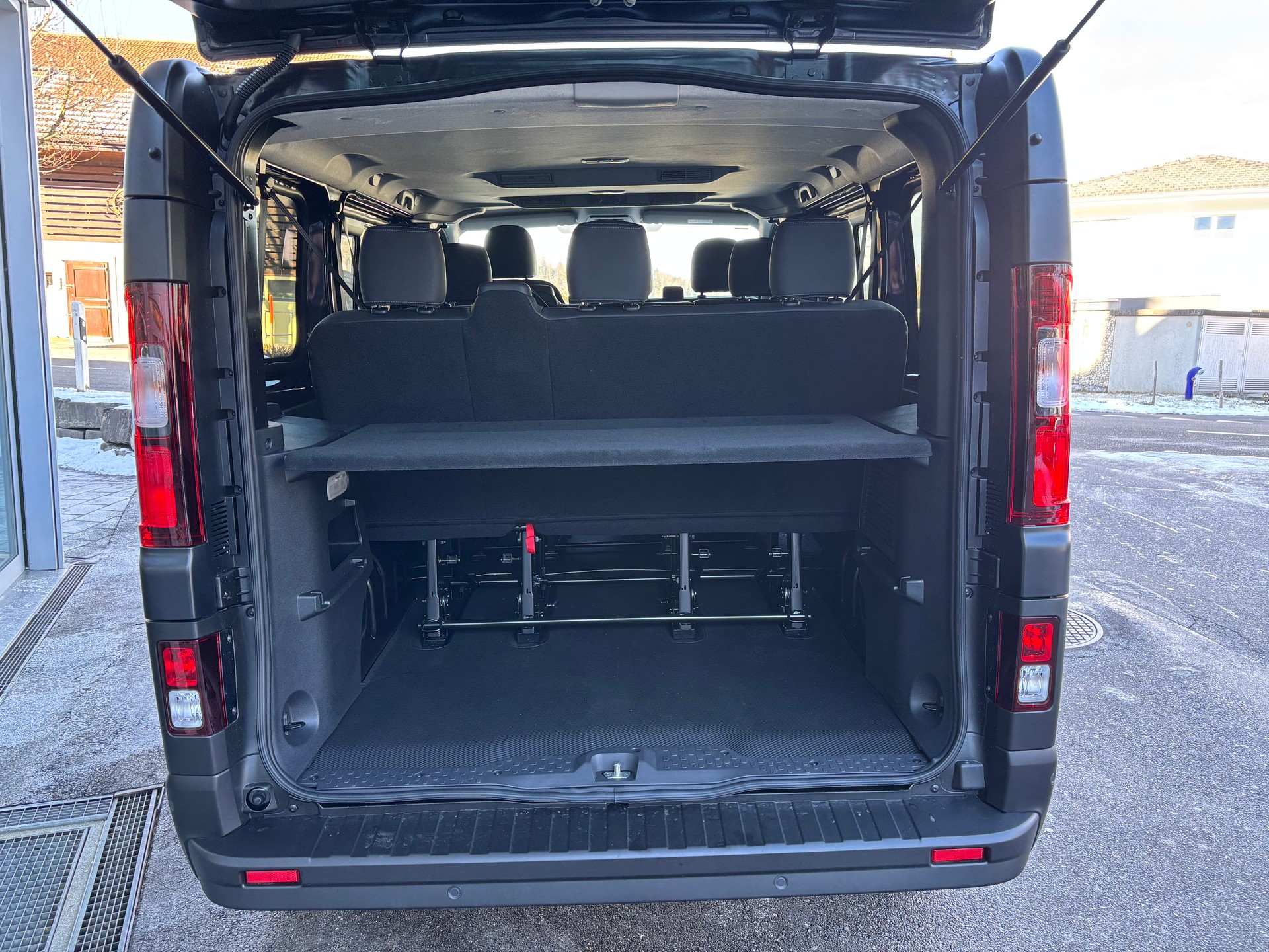 NISSAN Primastar 170 2.8L1H1 Tekna 9 Plätzer-image-4