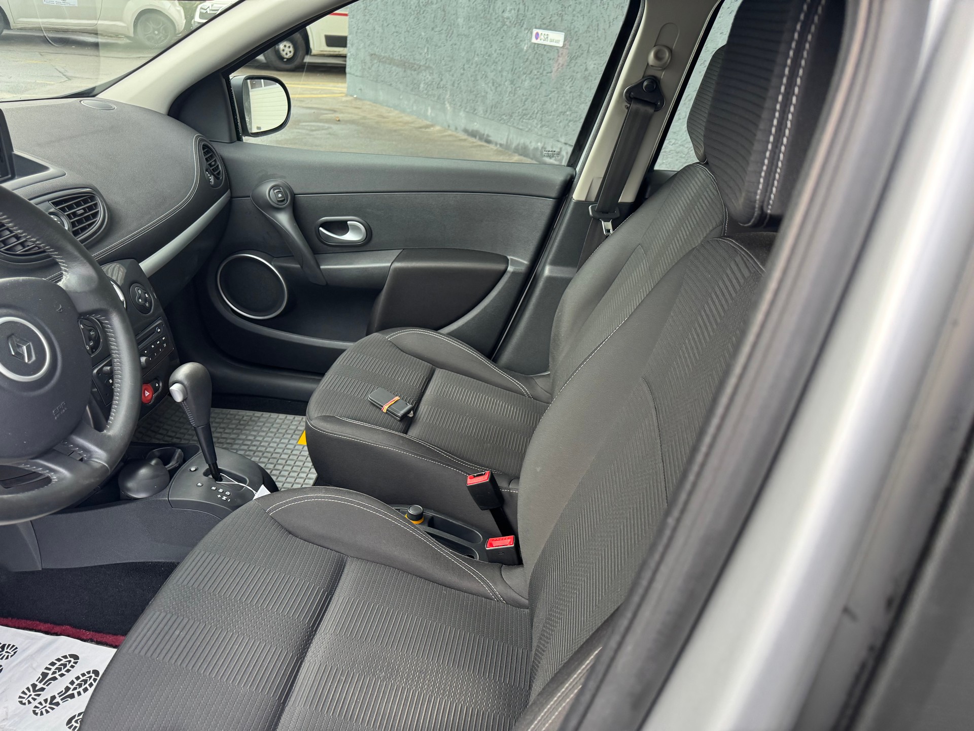 RENAULT Clio 1.6 16V Exception Automatic-image-8