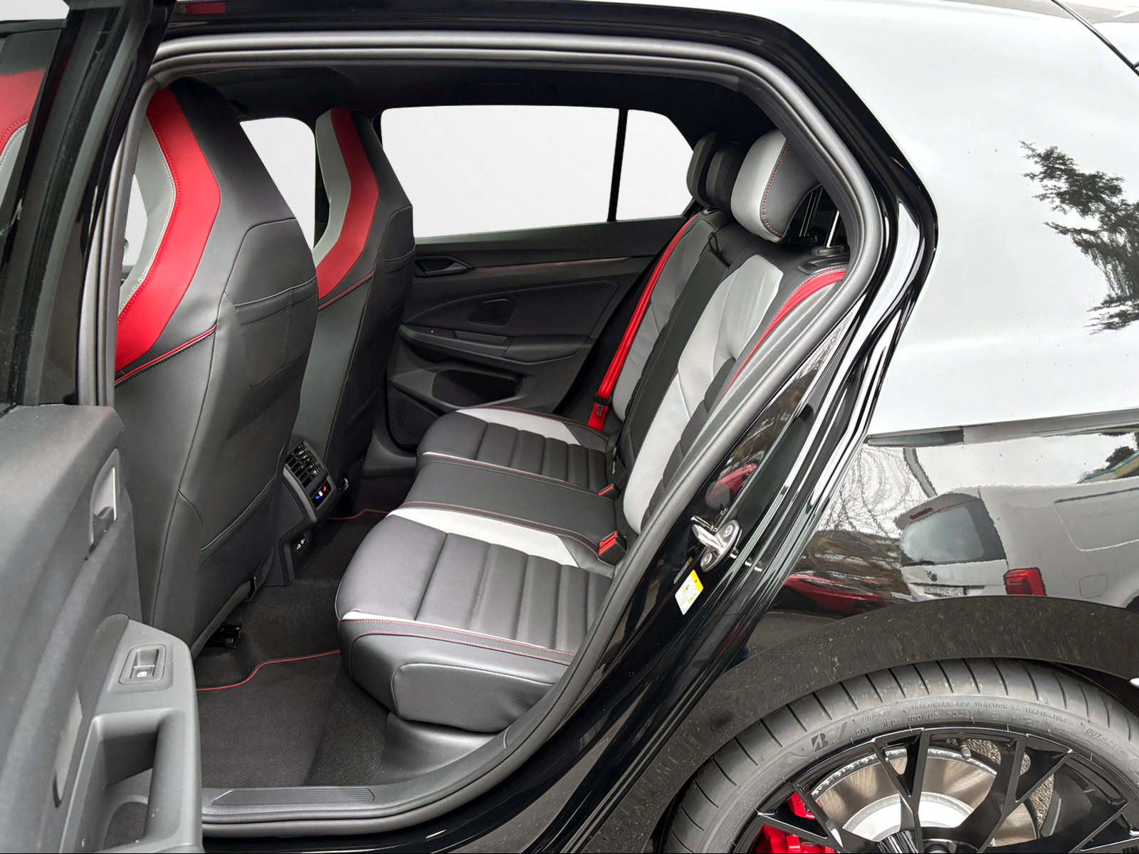 VW Golf GTI 50 Edition 2.0TSI 325PS DSG-image-11