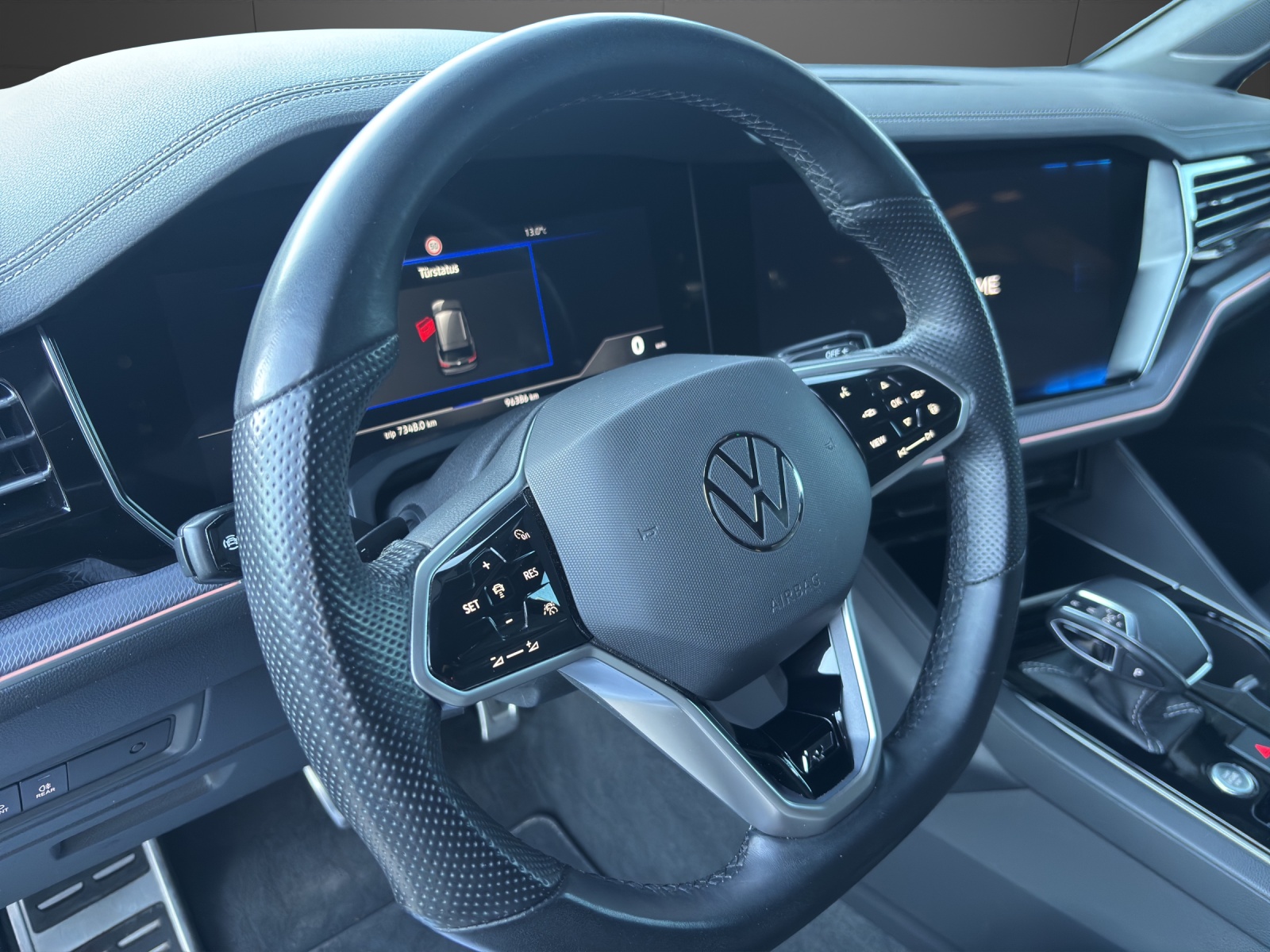 VW Touareg 3.0 TDI R Line Tiptronic-image-4