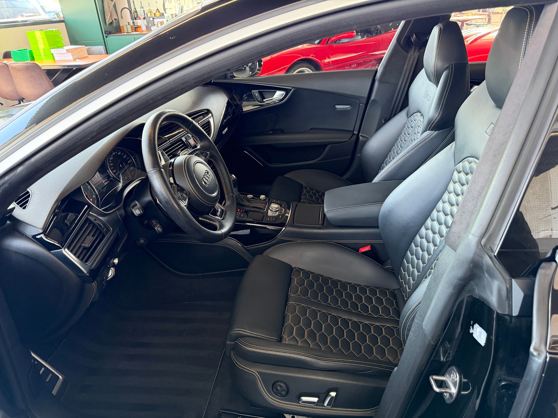 AUDI RS7 Sportback 560 PS 4X4 4.0 TFSI V8 quattro S-tronic-image-11