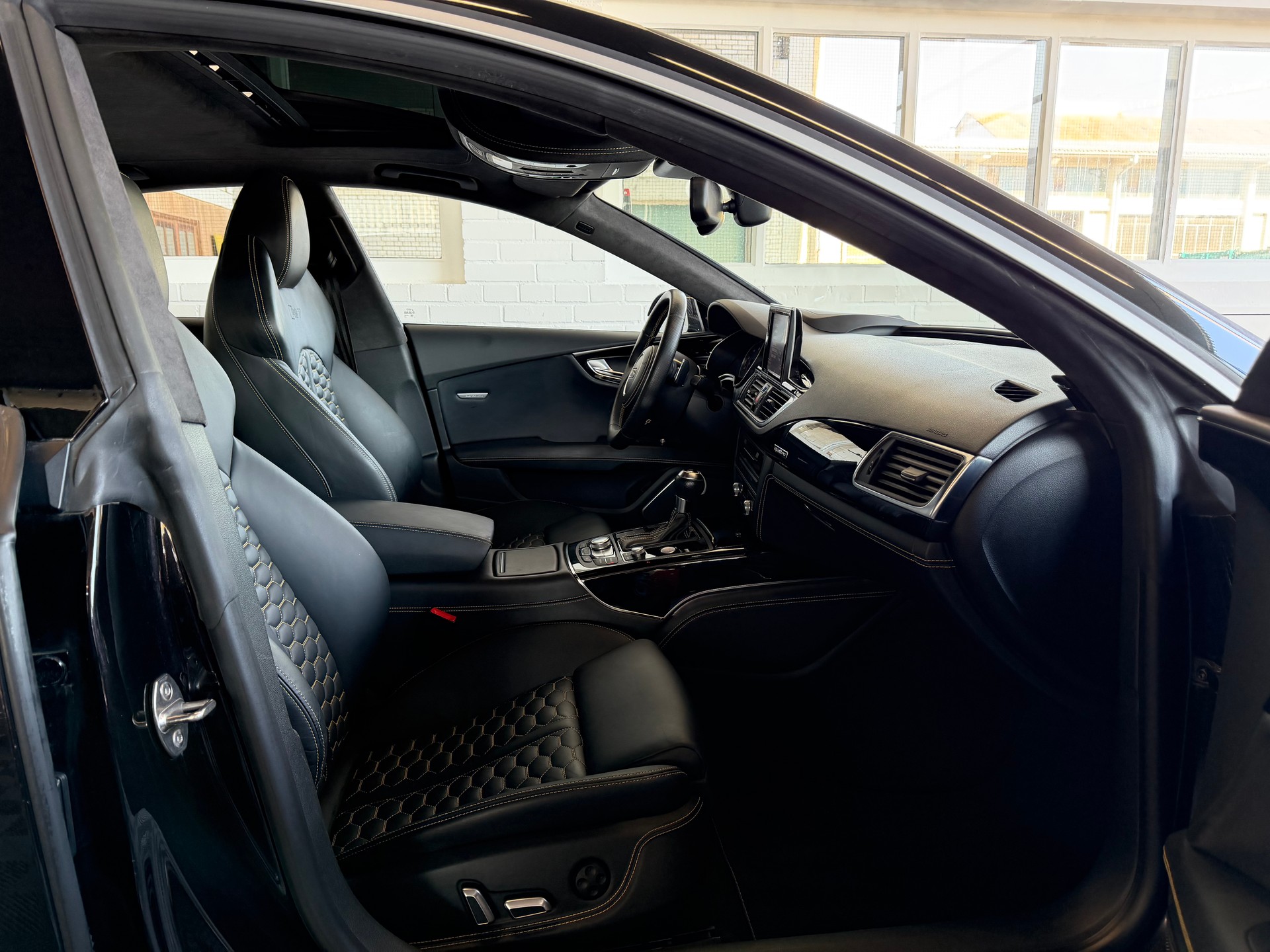 AUDI RS7 Sportback 560 PS 4X4 4.0 TFSI V8 quattro S-tronic-image-8