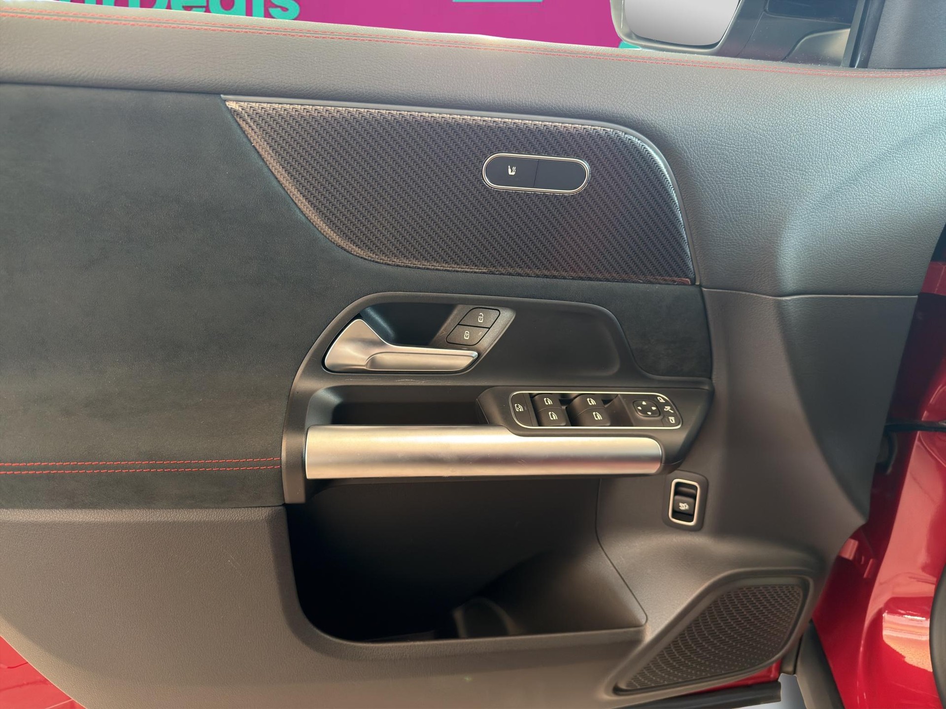 MERCEDES-BENZ GLA 200 d AMG Line-image-17