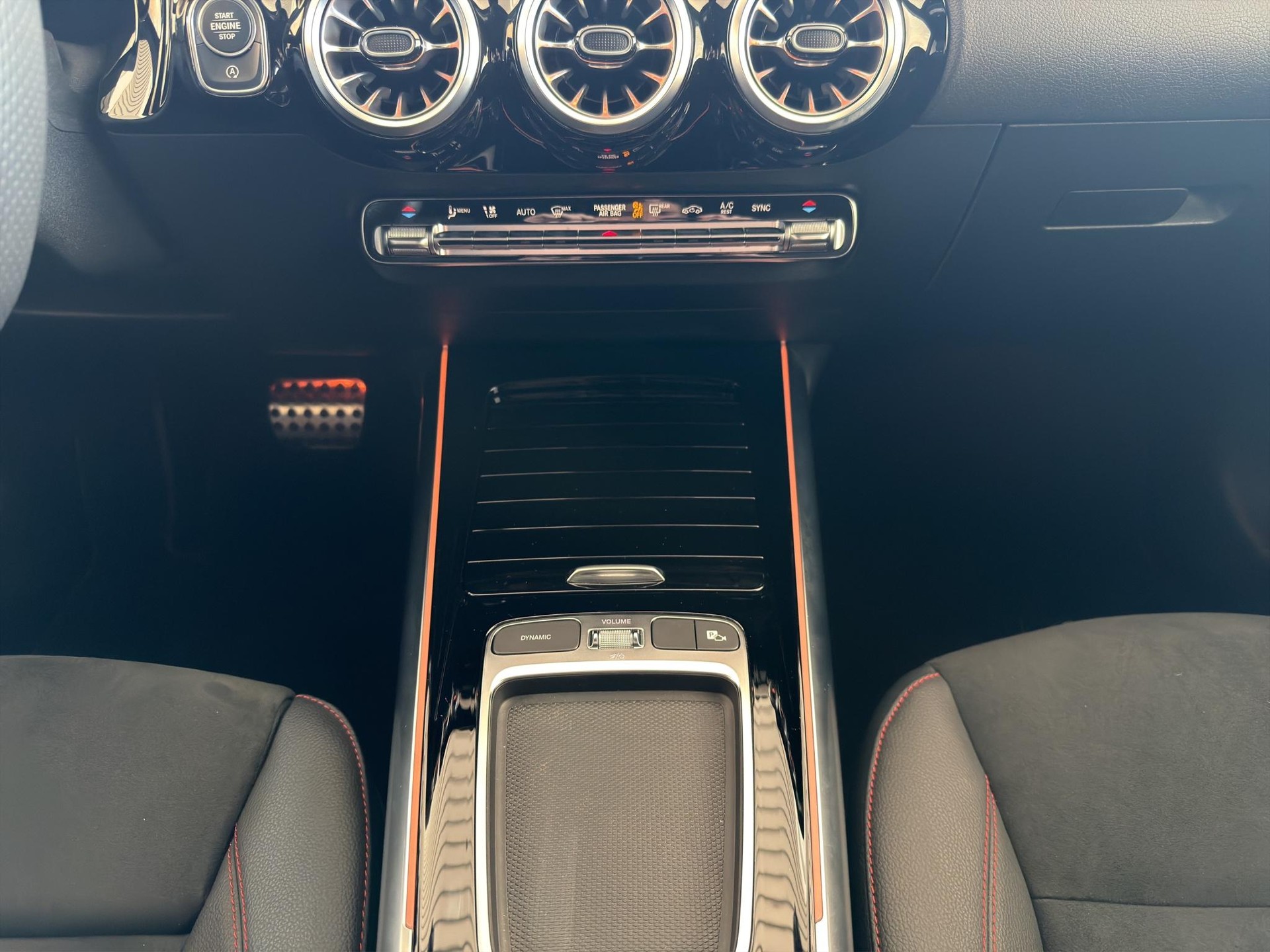 MERCEDES-BENZ GLA 200 d AMG Line-image-15