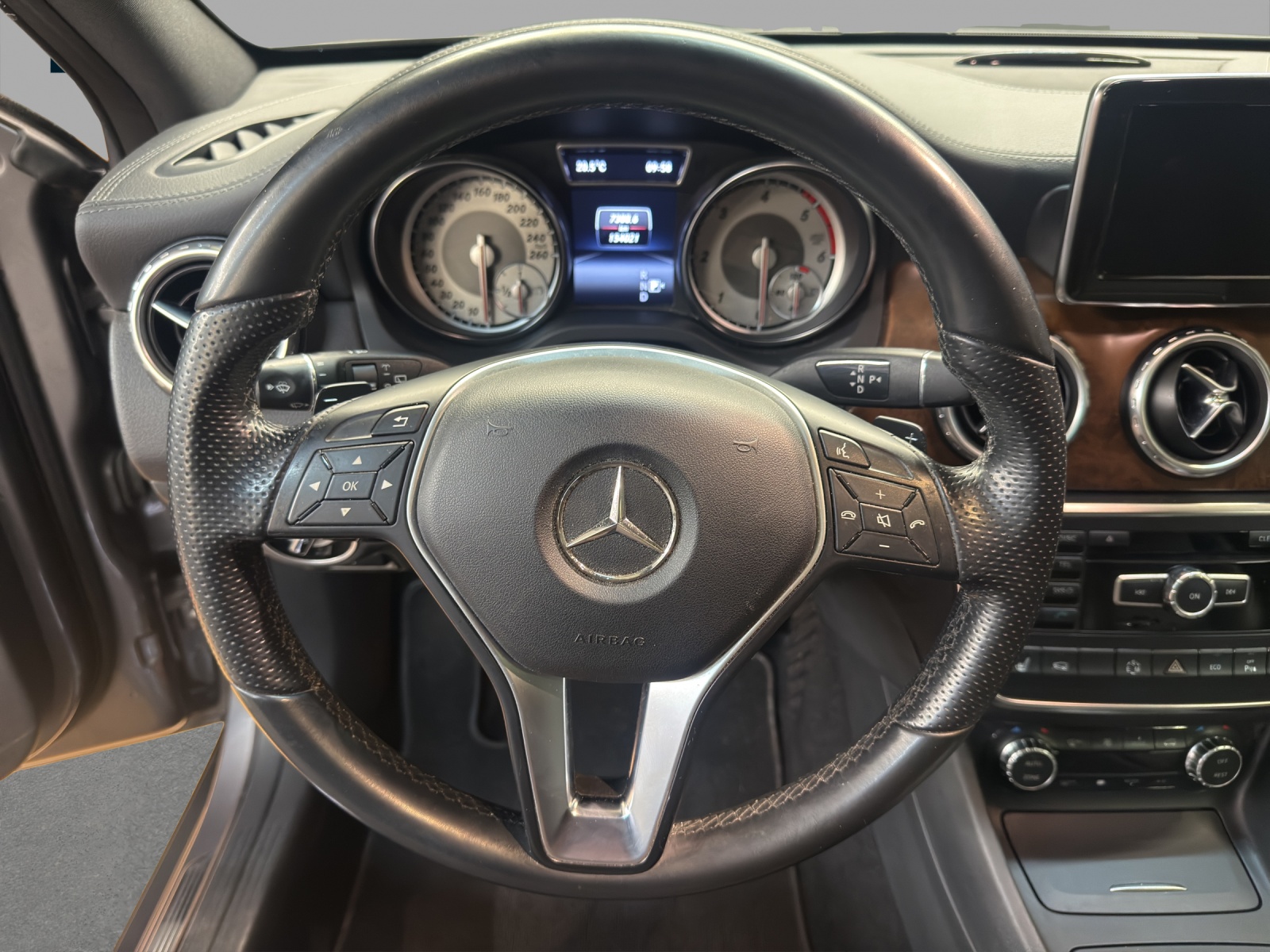 MERCEDES-BENZ GLA 220 CDI 4M - Urban / Rückfahrkamera / Panorama-Dach / Memory-Paket-image-9