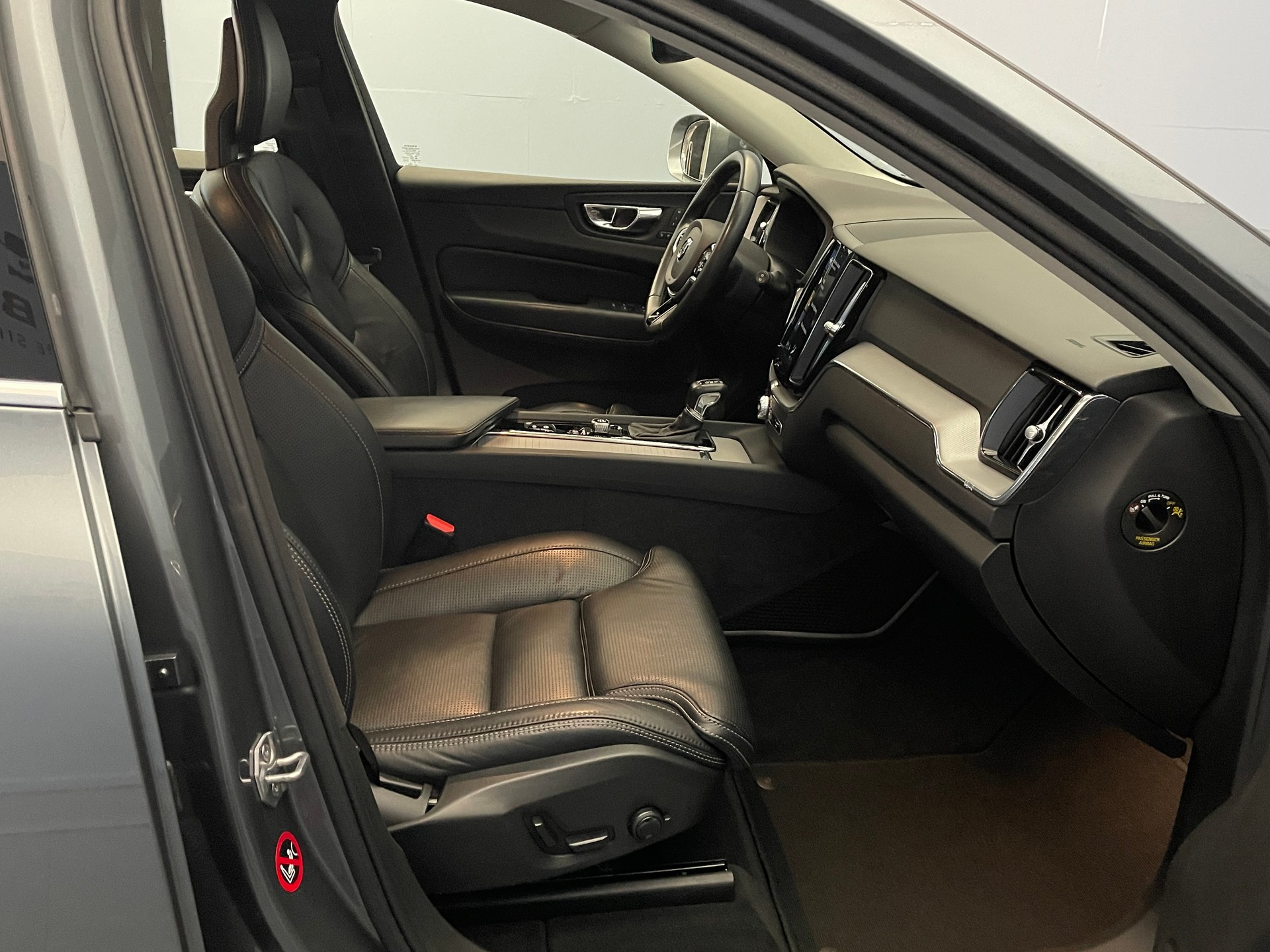 VOLVO XC60 2.0 T6 Inscription AWD-image-9