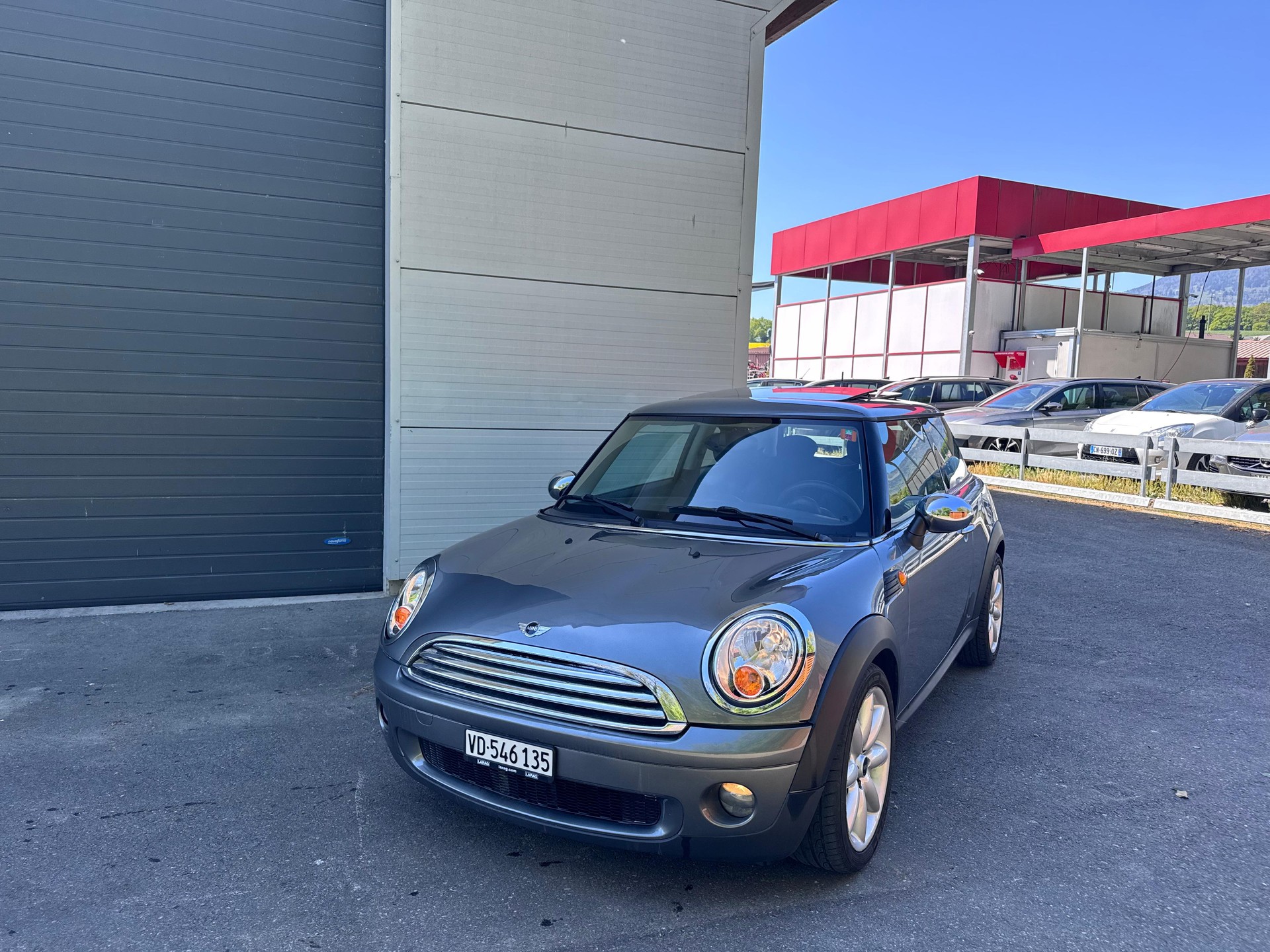 MINI One-showroom-element-2