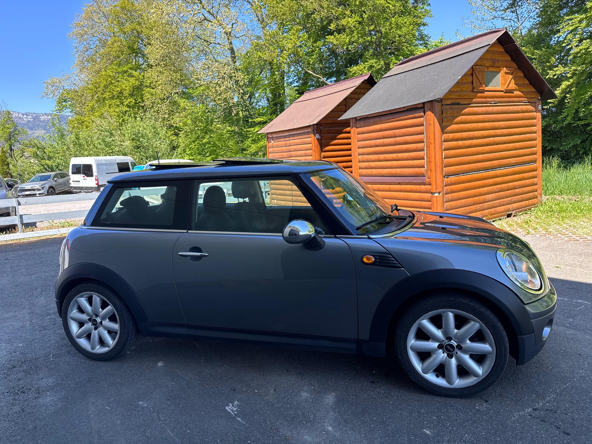 MINI One-showroom-element-3